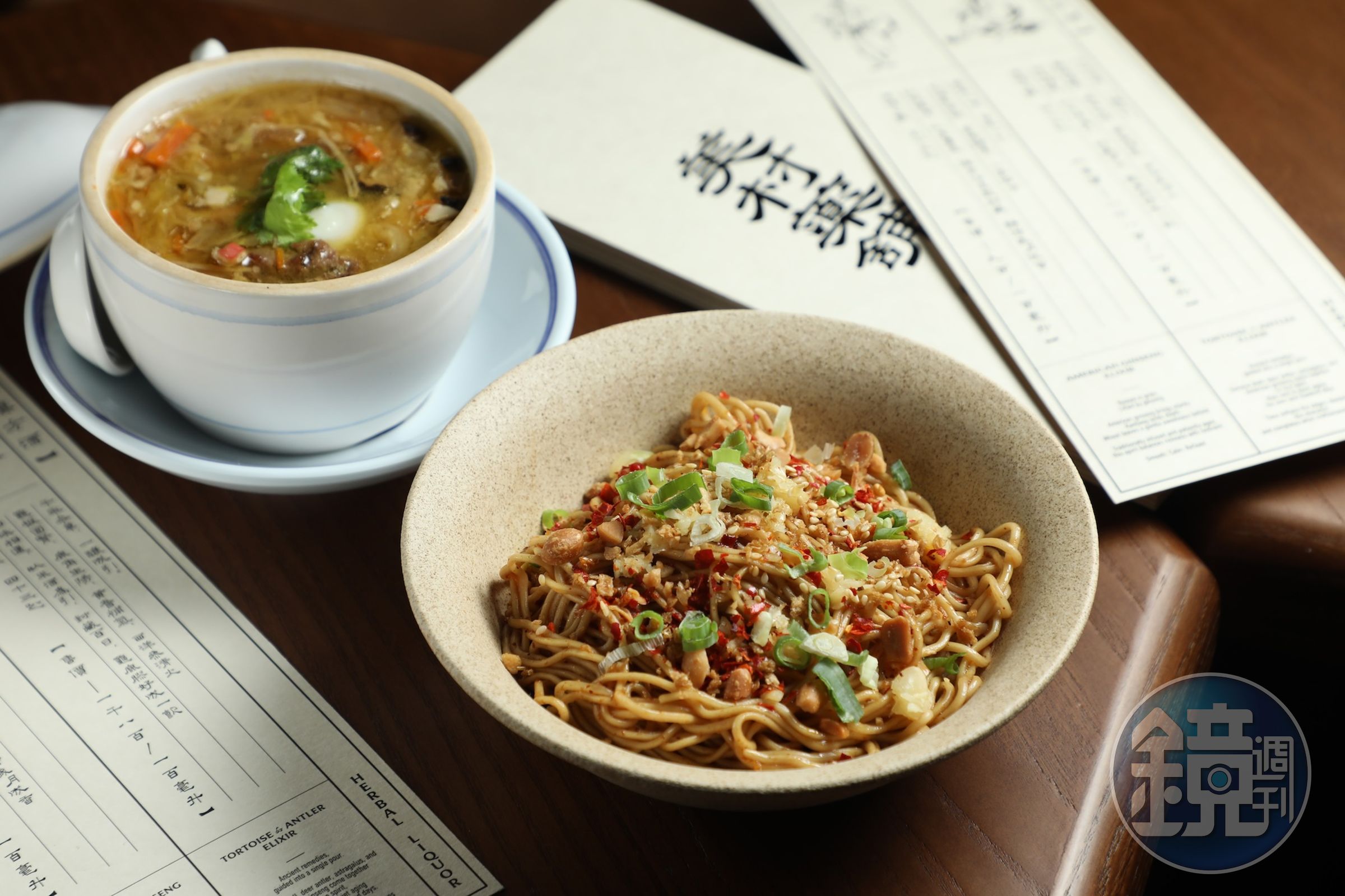 吃得到紅油與花椒麻香的「烈方麻辣拌麵」(下,160元/份)與放入大白菜、魚板絲與豬肉的「人情菜尾湯」(上,200元/份),是客人最喜歡的下酒菜組合。