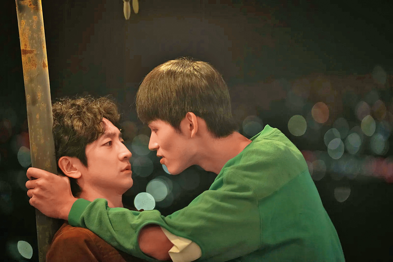 王品澔（右）在《拜六禮拜》中上演BL劇情，也順勢炒了一下性向之謎。左為葛丞。（華視提供）