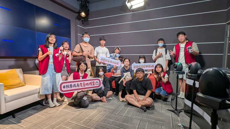 世新大學進修學制課程體驗活動中，影音播客直播間以專業級設備及創新技術吸引學生，展現傳播教育的前沿實力。（世新大學提供）