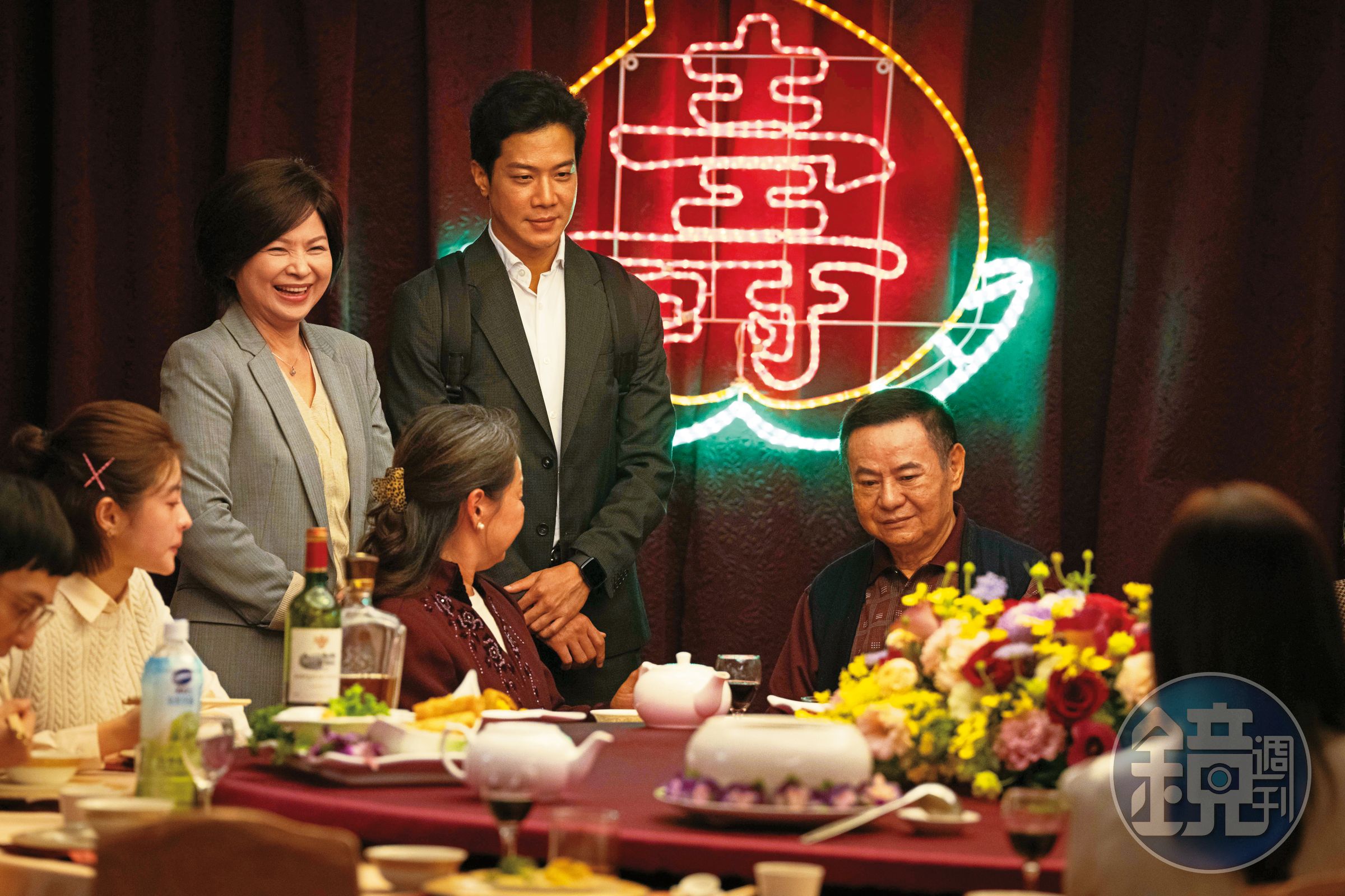 全劇呈現角色之間跨越20年的糾葛，主要演員包括楊貴媚（左二）、薛仕凌（左三）和蔡振南（右二）。（ CATCHPLAY提供）