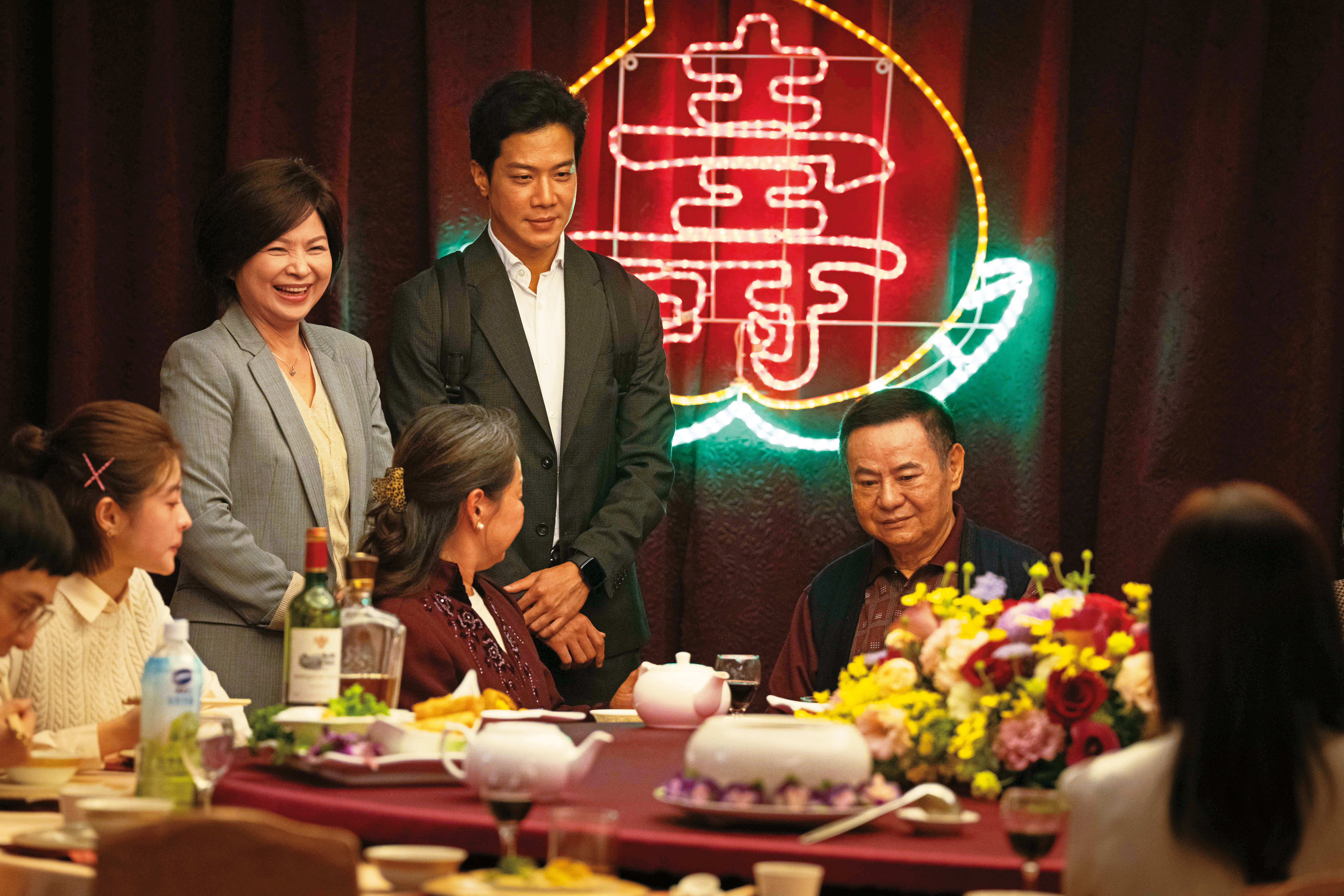 全劇呈現角色之間跨越20年的糾葛，主要演員包括楊貴媚（左二）、薛仕凌（左三）和蔡振南（右二）。（ CATCHPLAY提供）