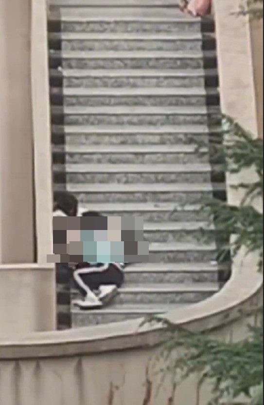 這對學生情侶在樓梯間雙腳大開,浪情口愛。(翻攝微博)
