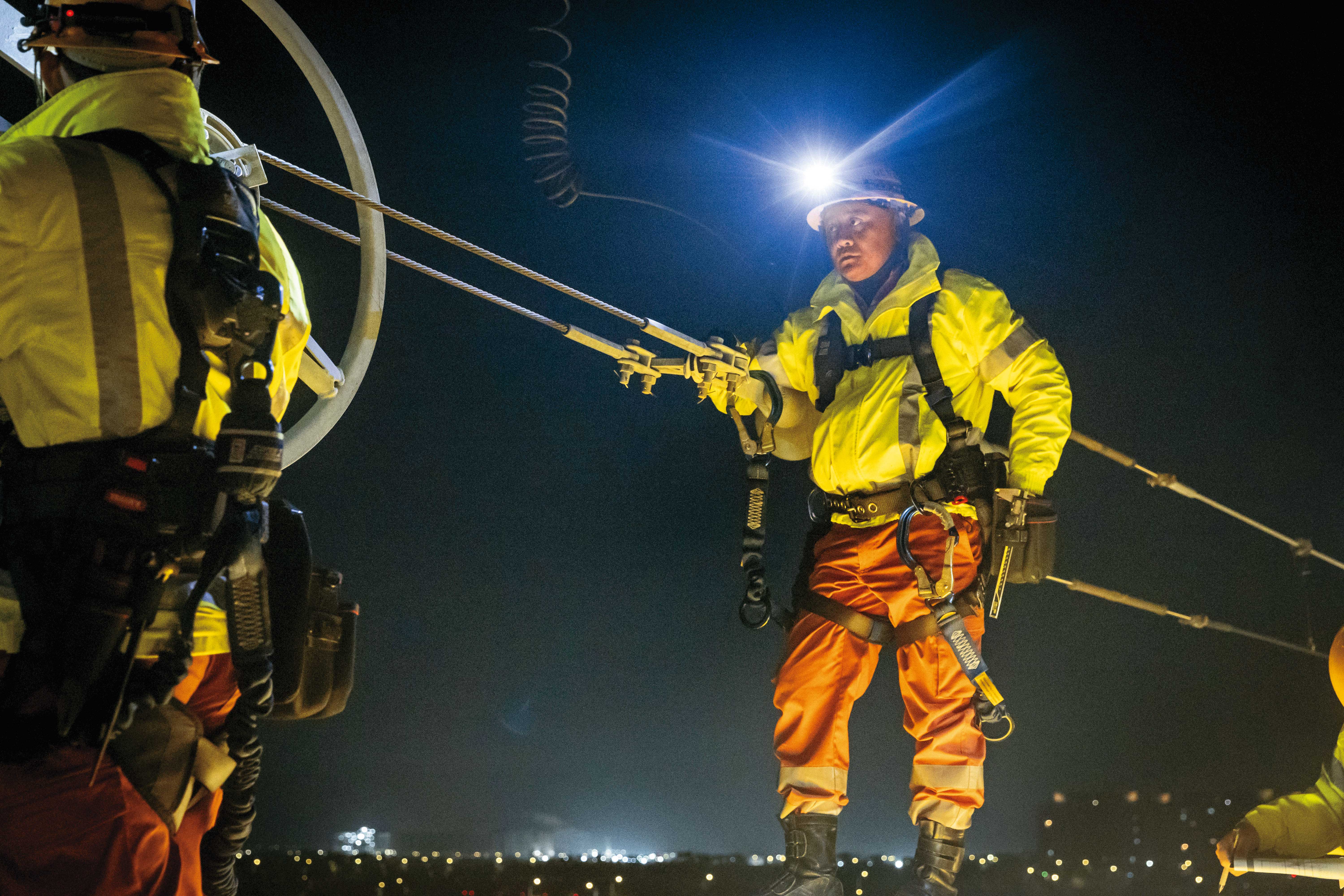 電車線人員是大夜班，不論風雨都要出勤，巡視檢修電桿與電車線。