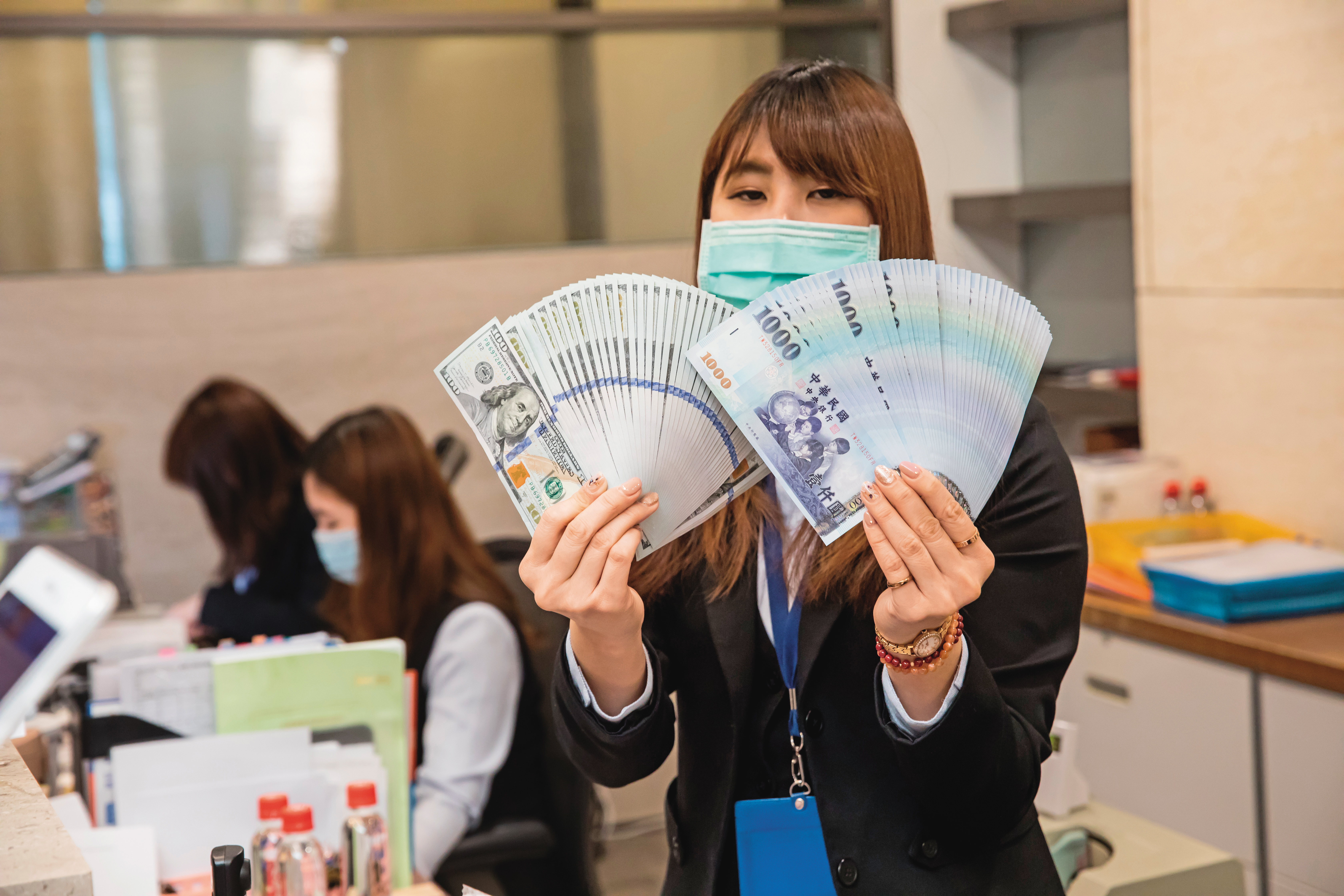 銀行雙元貨幣商品結合外匯選擇權，能做到指定匯率換匯，同時賺到權利金。