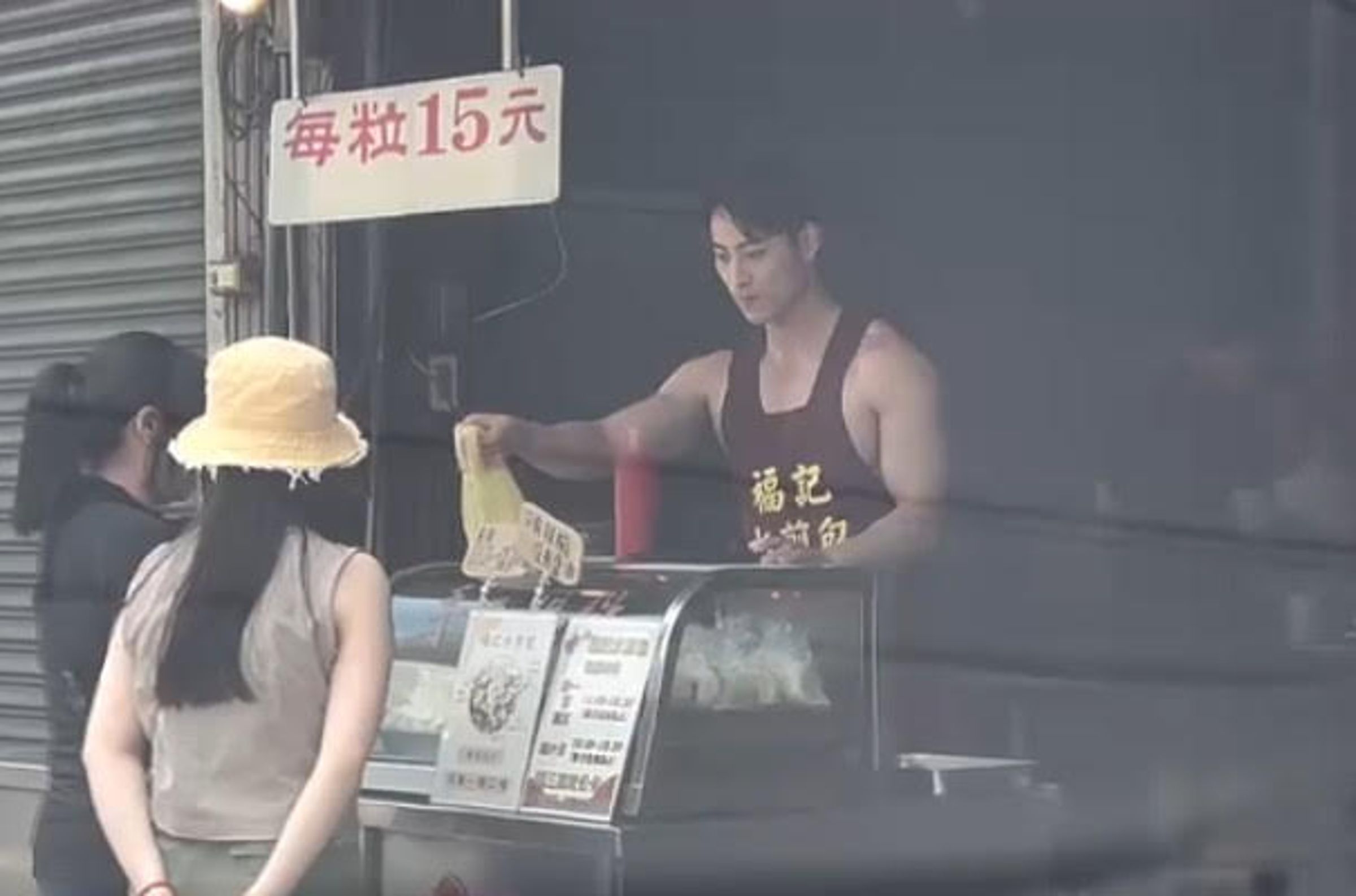 台南安平一間水煎包店因店員擁有精壯肌肉,在網路爆紅。(翻攝threads@angus.chou)