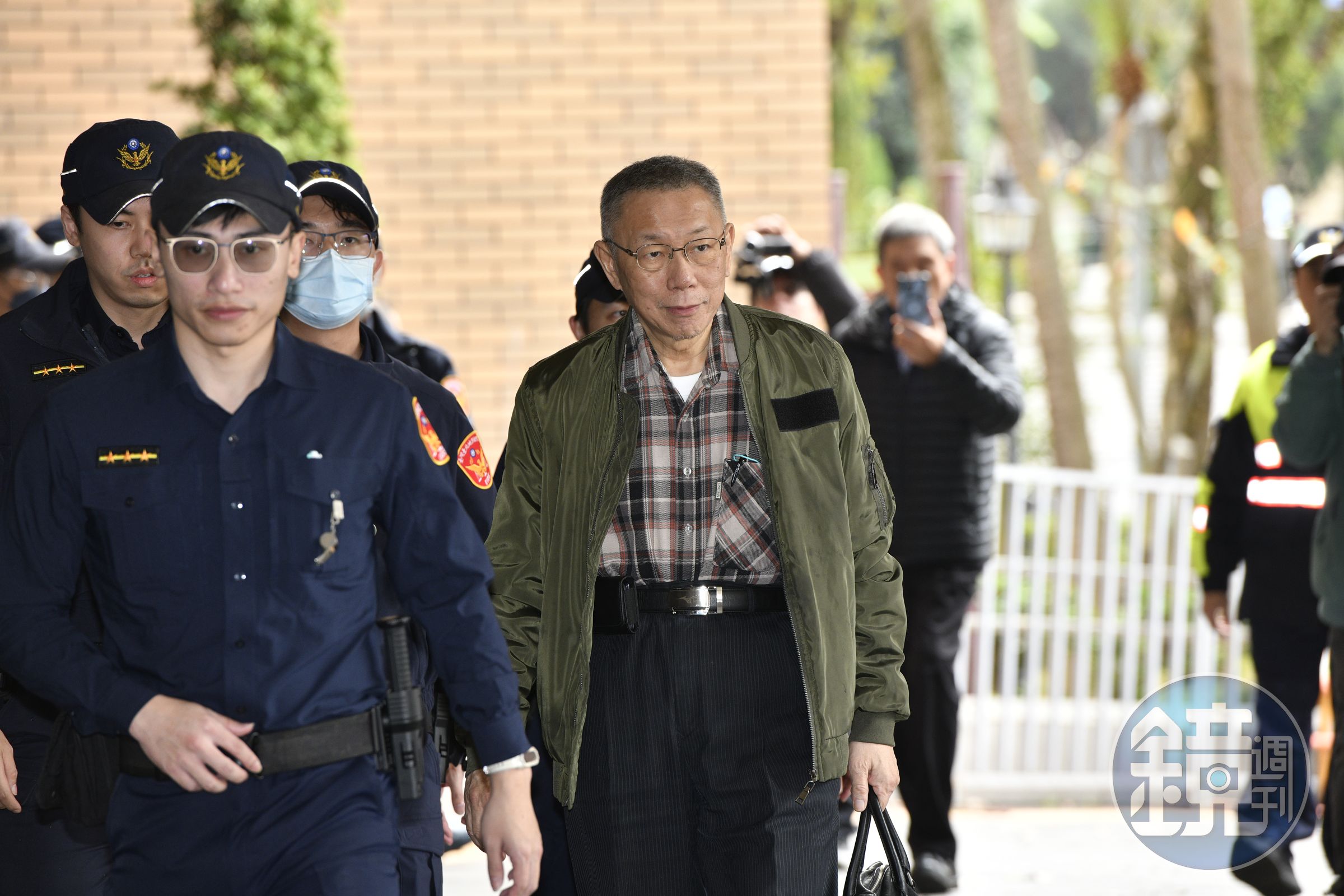 台北地院晚間召開羈押庭,稍早裁定柯文哲羈押禁見3個月。