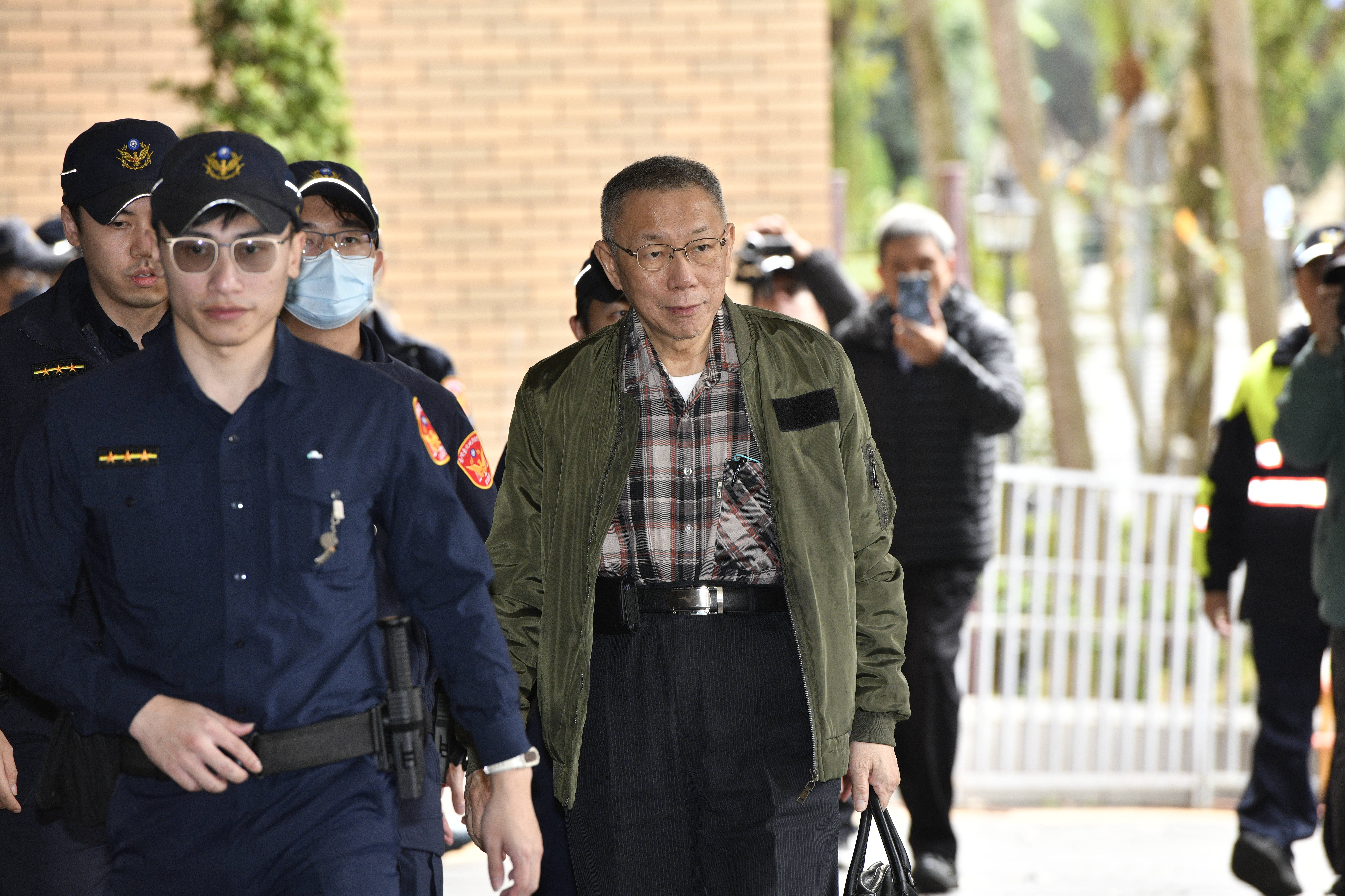 台北地院晚間召開羈押庭，稍早裁定柯文哲羈押禁見3個月。