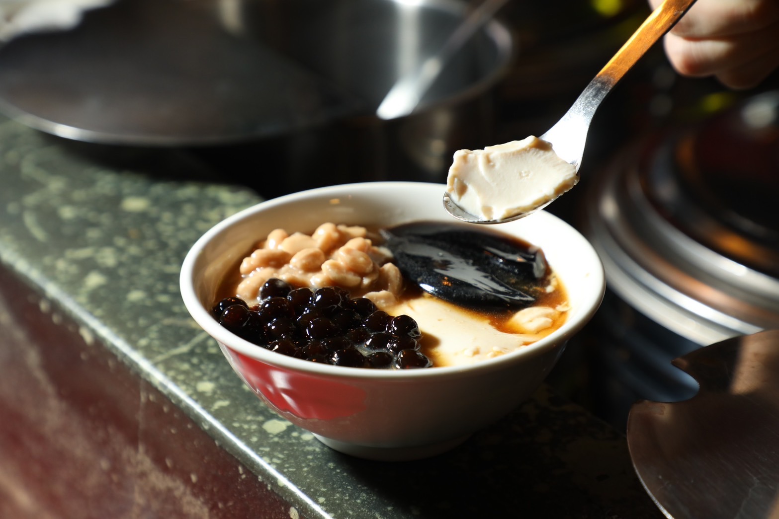 「雹仔豆花」以木桶結合電鍋，蒸出綿密厚實如布蕾口感的豆花。 