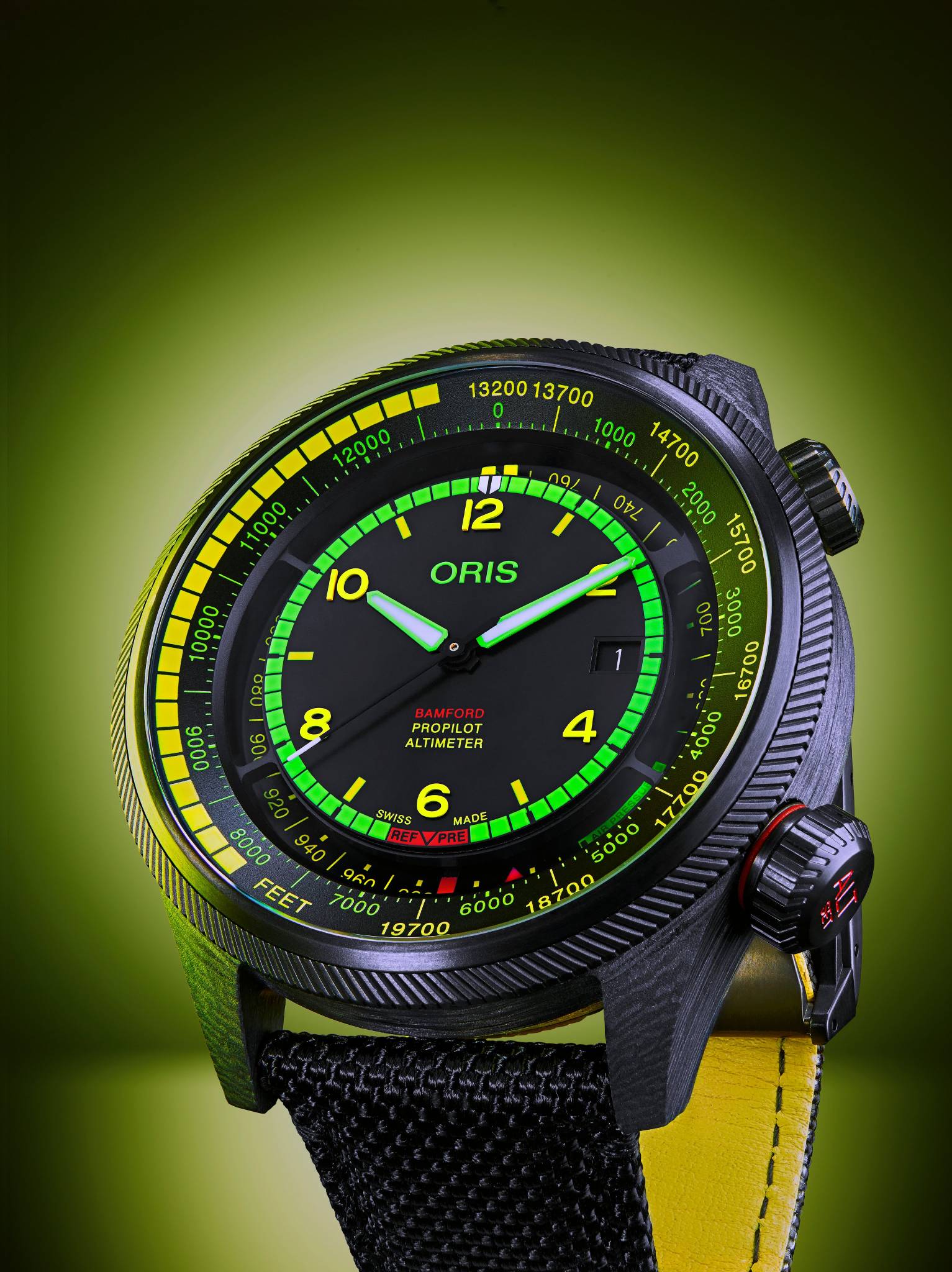 ORIS X BWD高度測量限量腕錶配色靈感來自80年代球鞋文化，透過黃、萊姆綠與紅色層層分明的標記，讓高度與氣壓資訊一目瞭然。