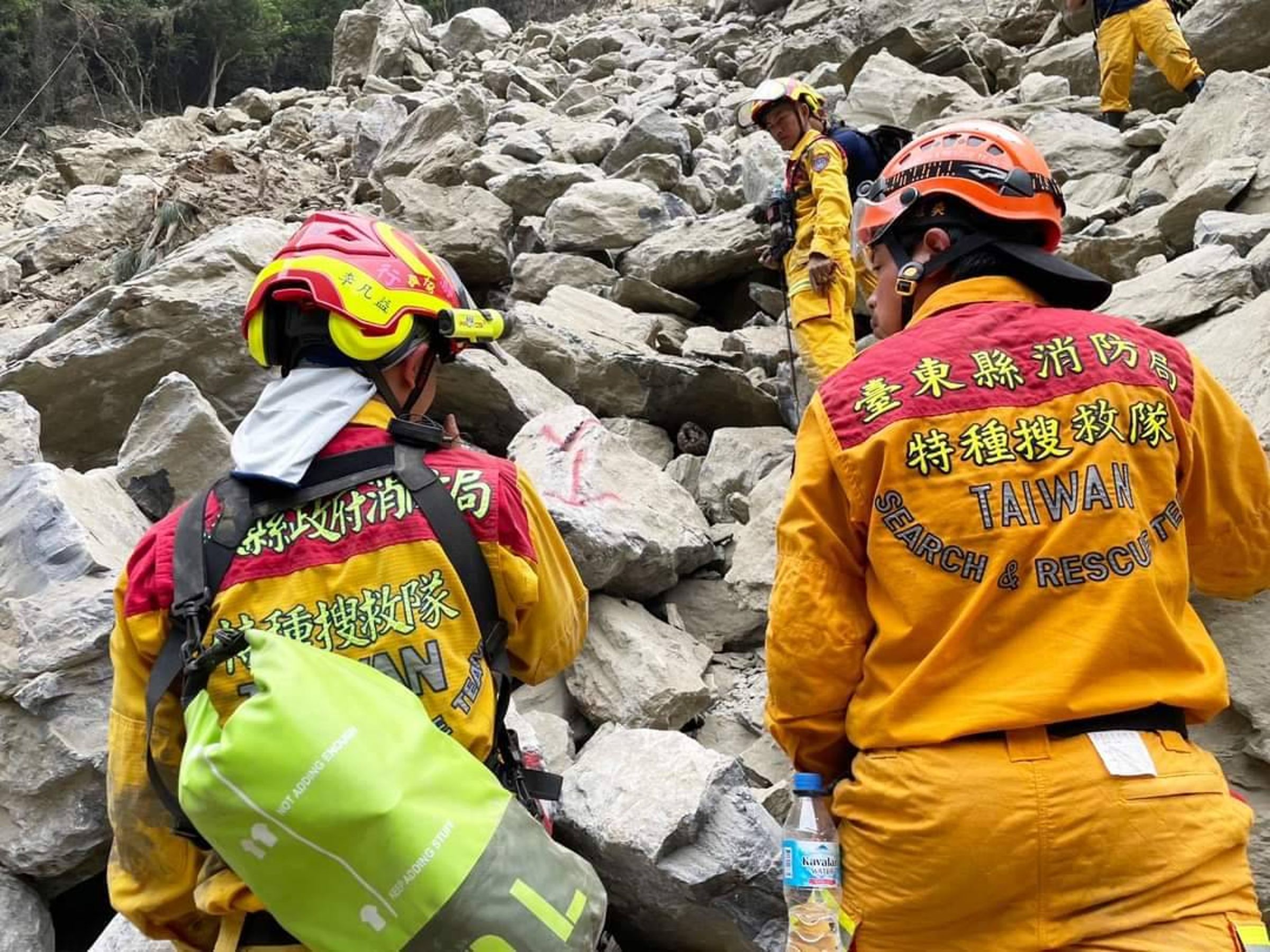 搜救團隊日前在花蓮砂卡礑步道尋獲遺體，今已將第一具遺體移出。（台東、屏東搜救隊提供）
