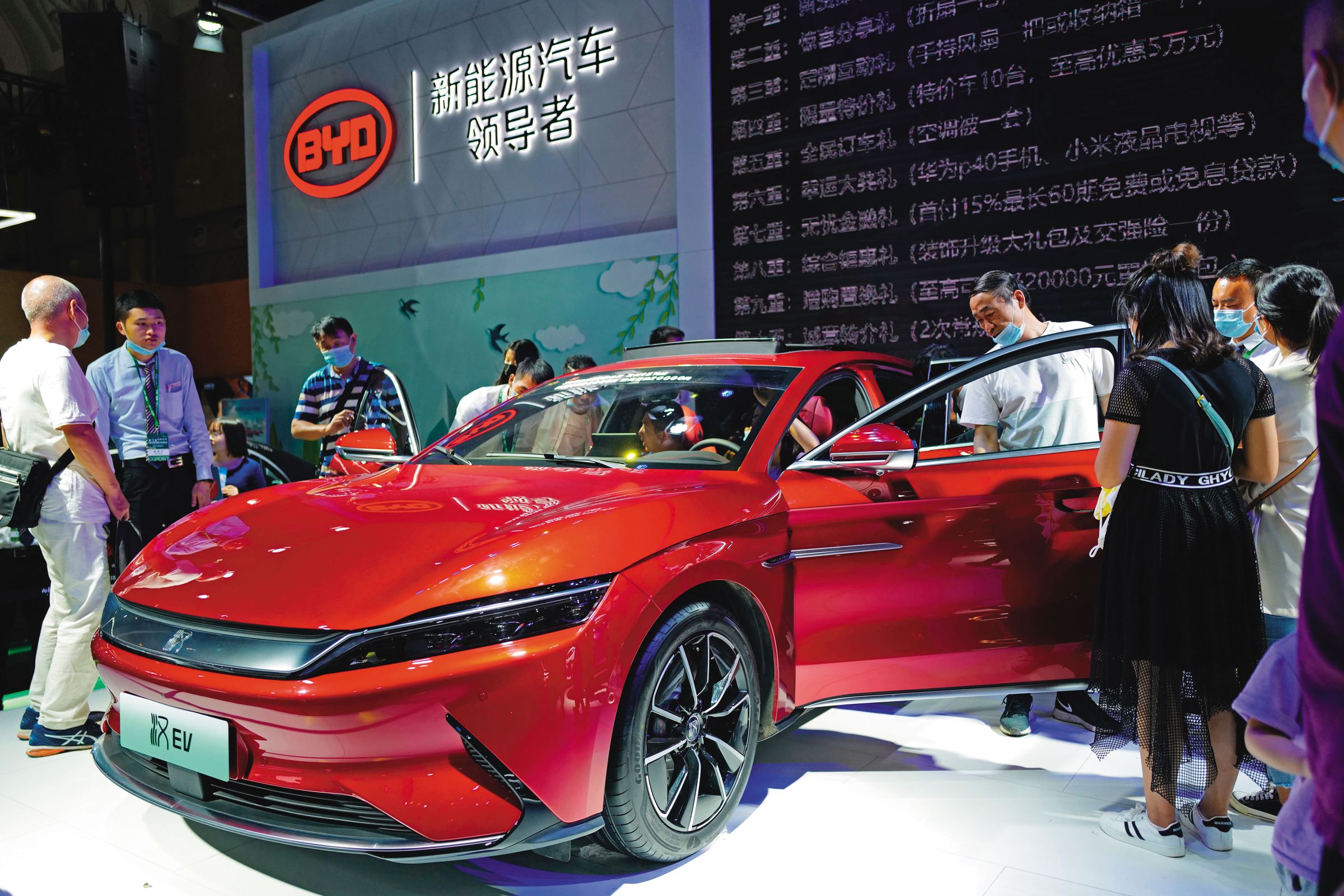 中國比亞迪等電動車大量採用成熟製程晶片,提供創新的功能吸引消費者買單。(東方IC)