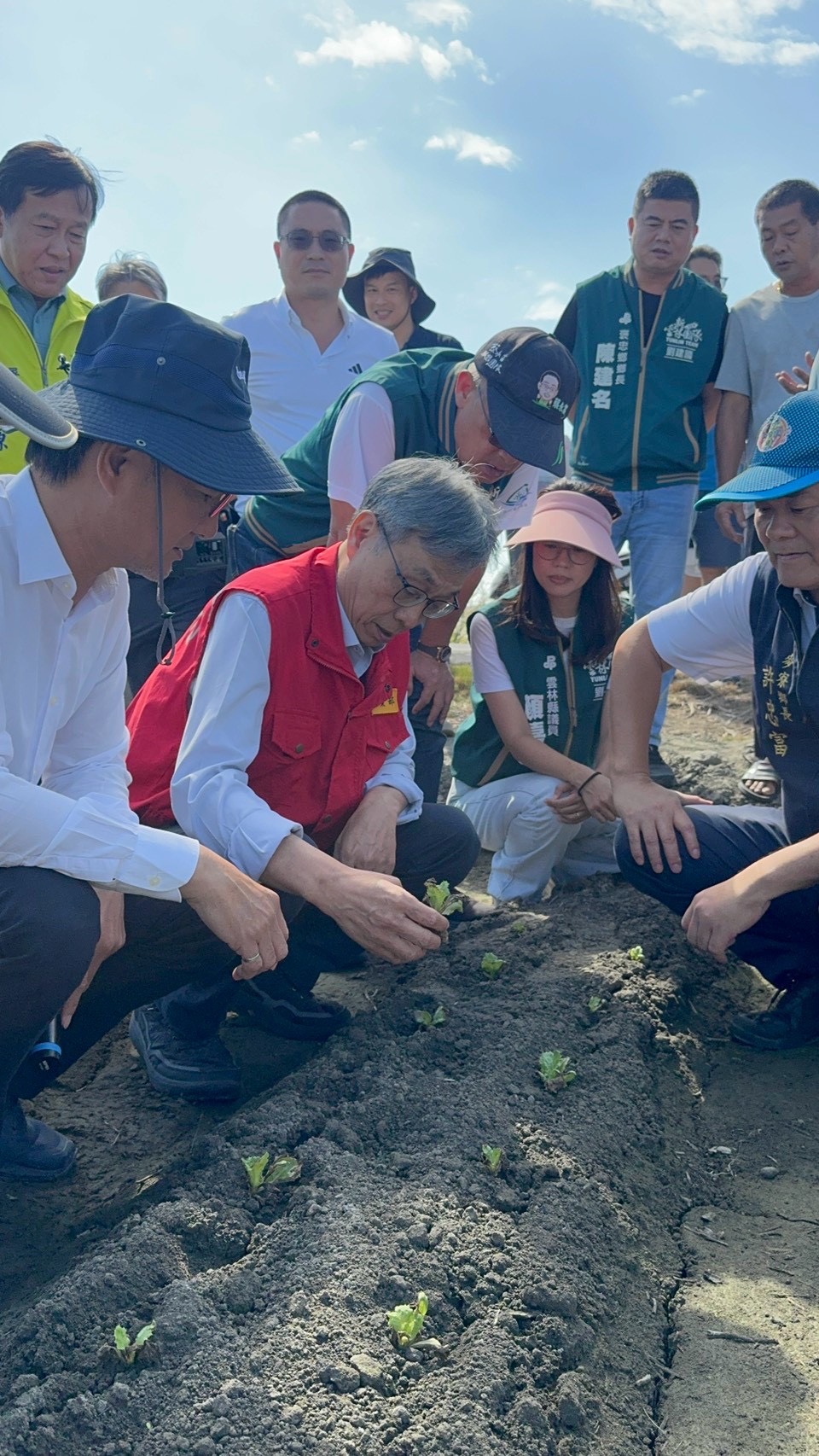 立法委員劉建國與農業部長陳駿季實地了解作物受損情形。