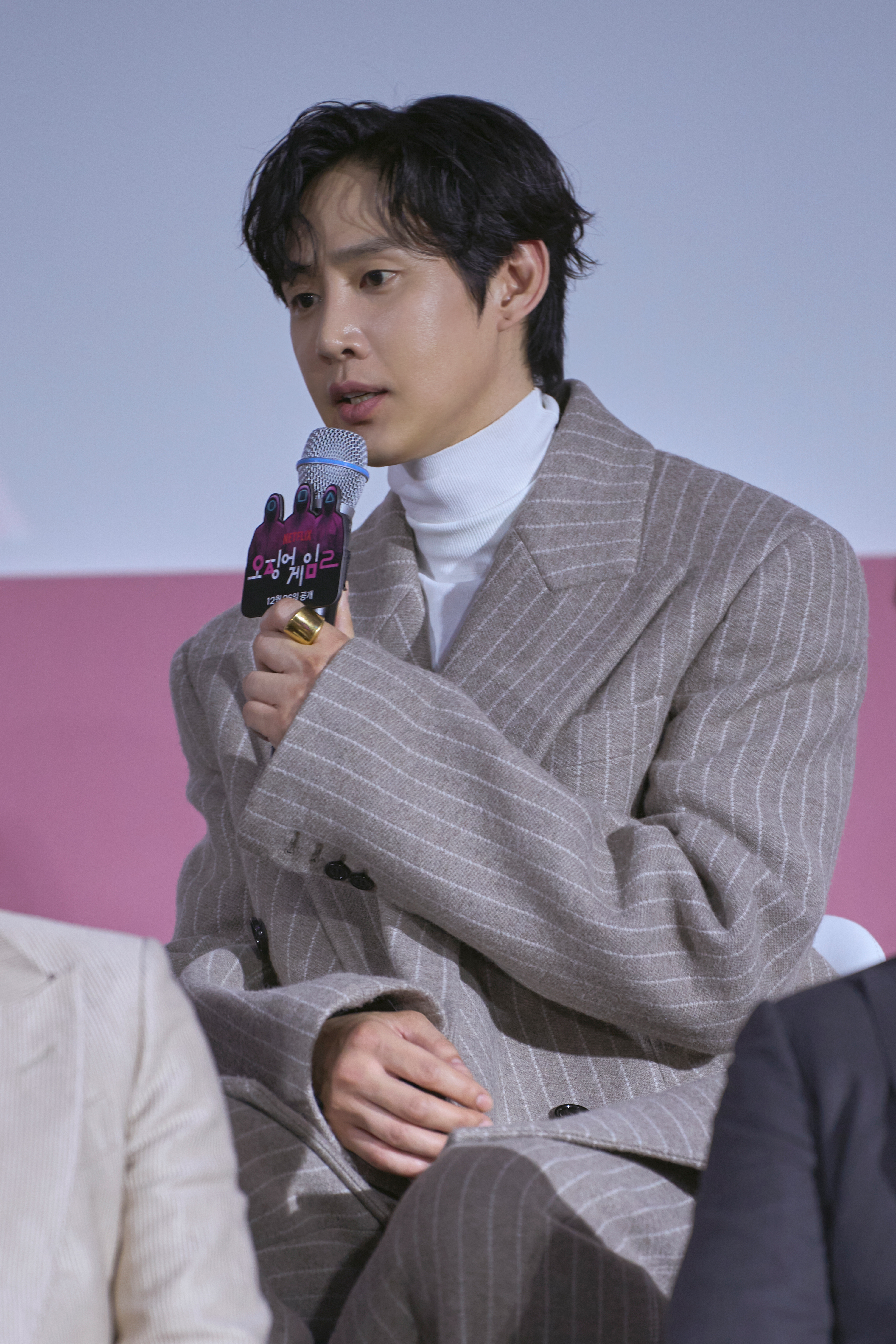朴成焄飾演跨性別女性趙賢珠,被導演稱讚是本季最討喜的角色之一。(Netflix提供)