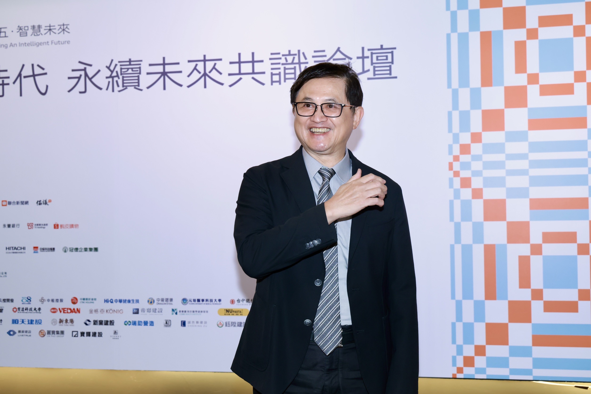 蘋果首款摺疊機集萬千矚目 連和碩董座童子賢都好奇!