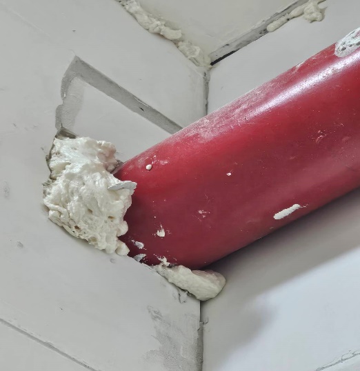 專家指出，建商使用不符法規的發泡填縫劑進行填補作業，一旦發生火災，這些發泡劑將瞬間燒熔。（台灣公安學會提供）
