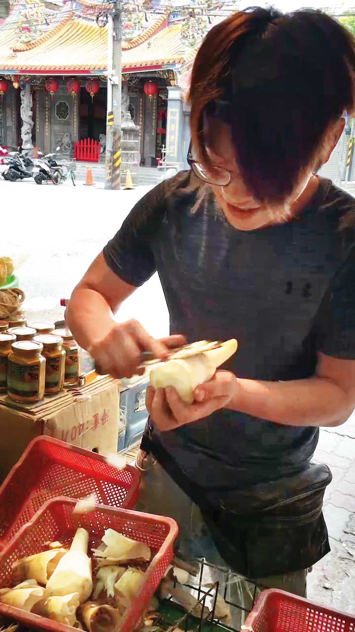 李祖恩抓住機會，從賣果菜的流動攤販，搖身一變高級水果禮盒商。（李祖恩提供）