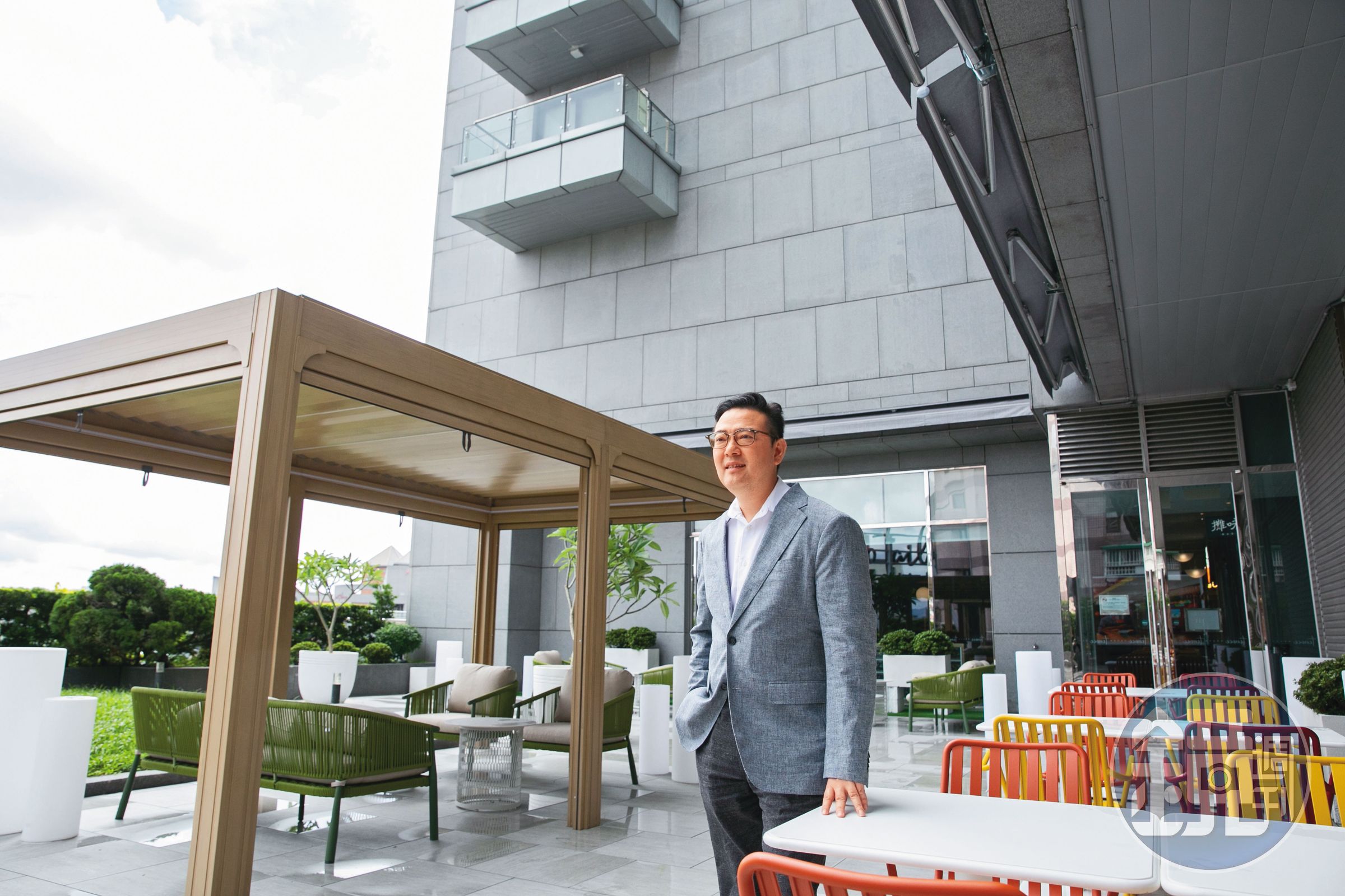 Two Tails是雙北市少有大露台的飯店,馮傑將此打造成一個大的社交場所,除了用餐外,還可辦戶外Party。
