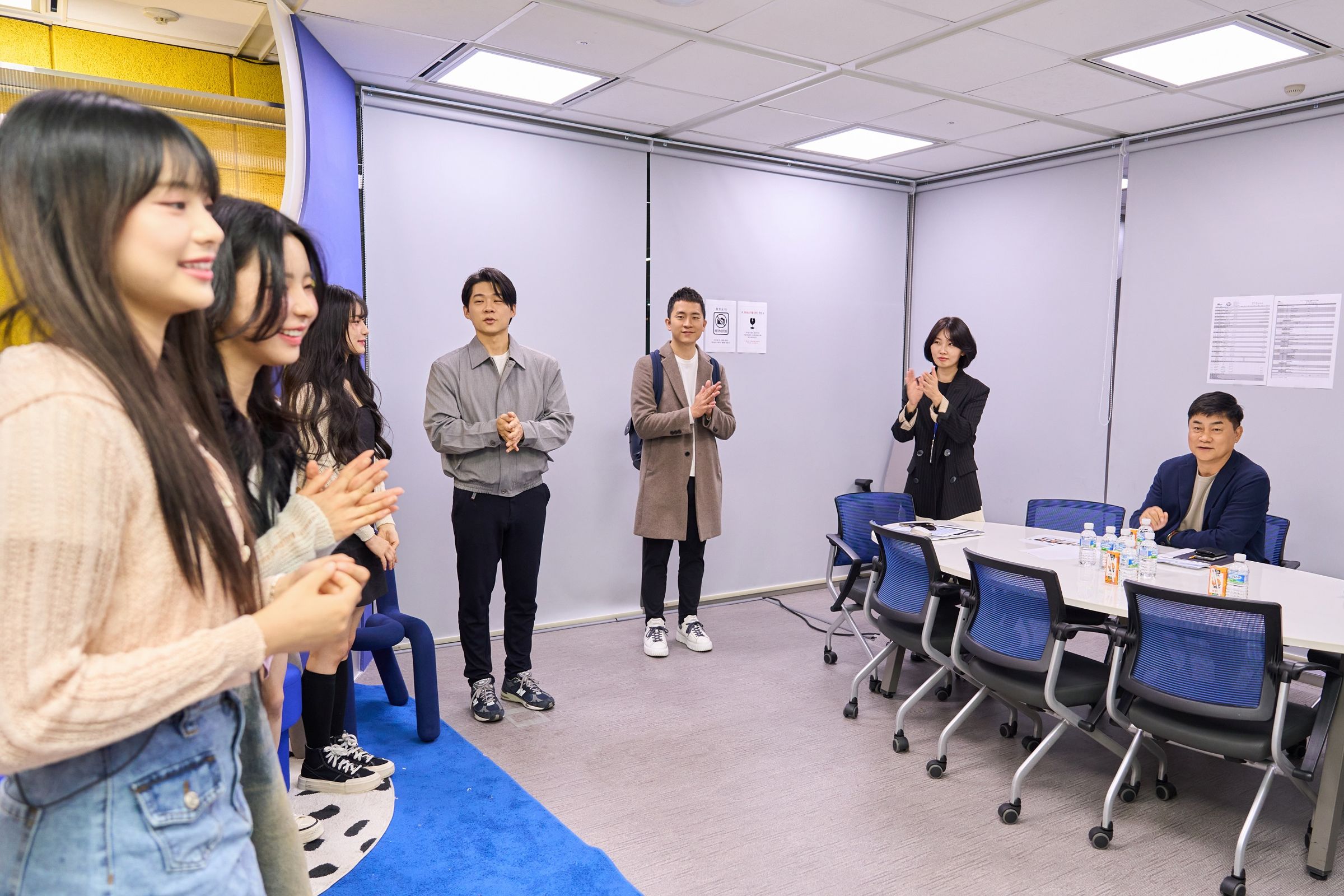 GENBLUE幻藍小熊拜訪SBS Medianet 的 CEO執行長 LEE SANG SU(李相秀)。(天空娛樂提供)