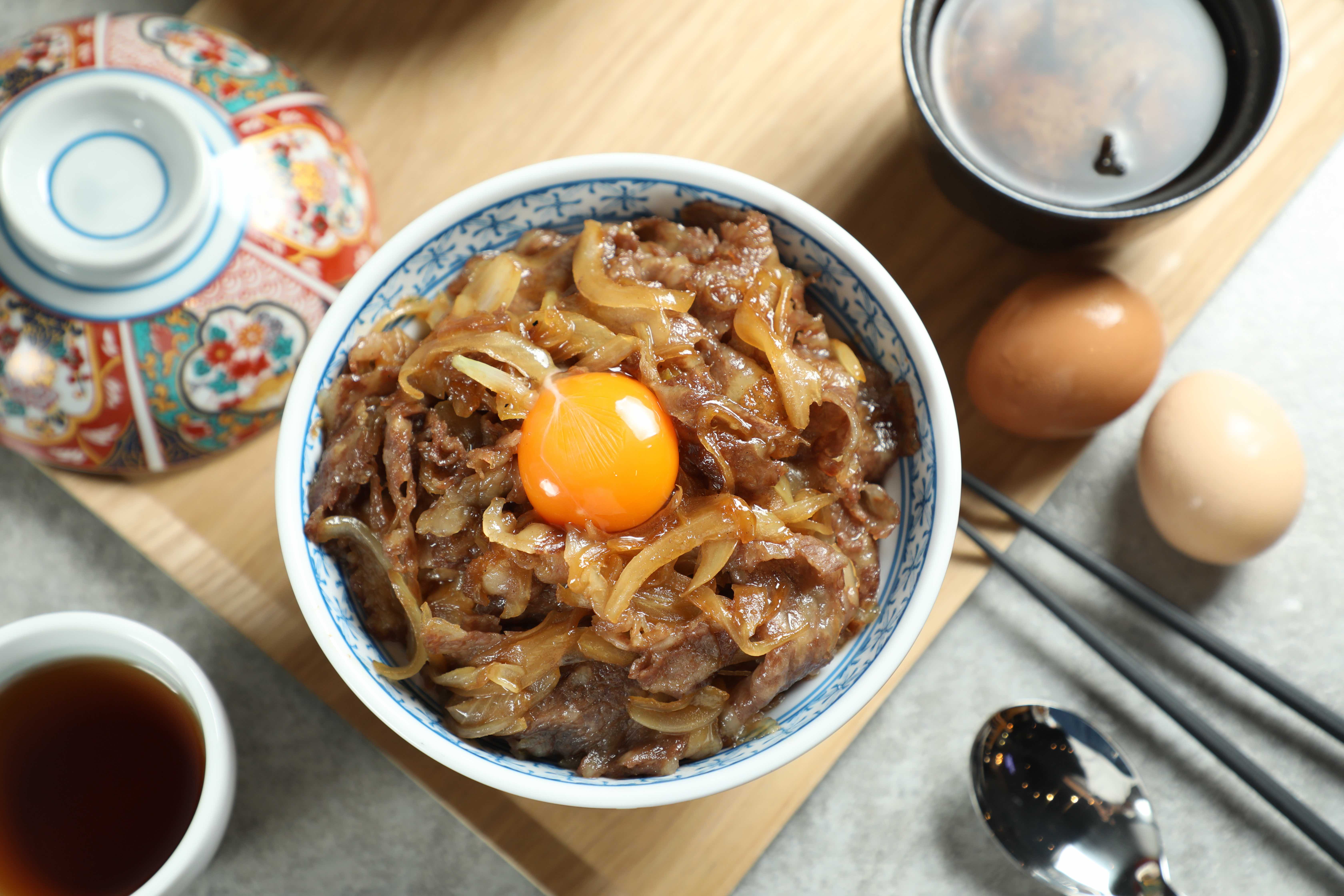 「月見和牛壽喜燒丼飯」以壽喜燒風味燉煮和牛，拌入生食級蛋黃，濃郁蛋香包裹米飯，一口肉一口飯超滿足。（980元／份）