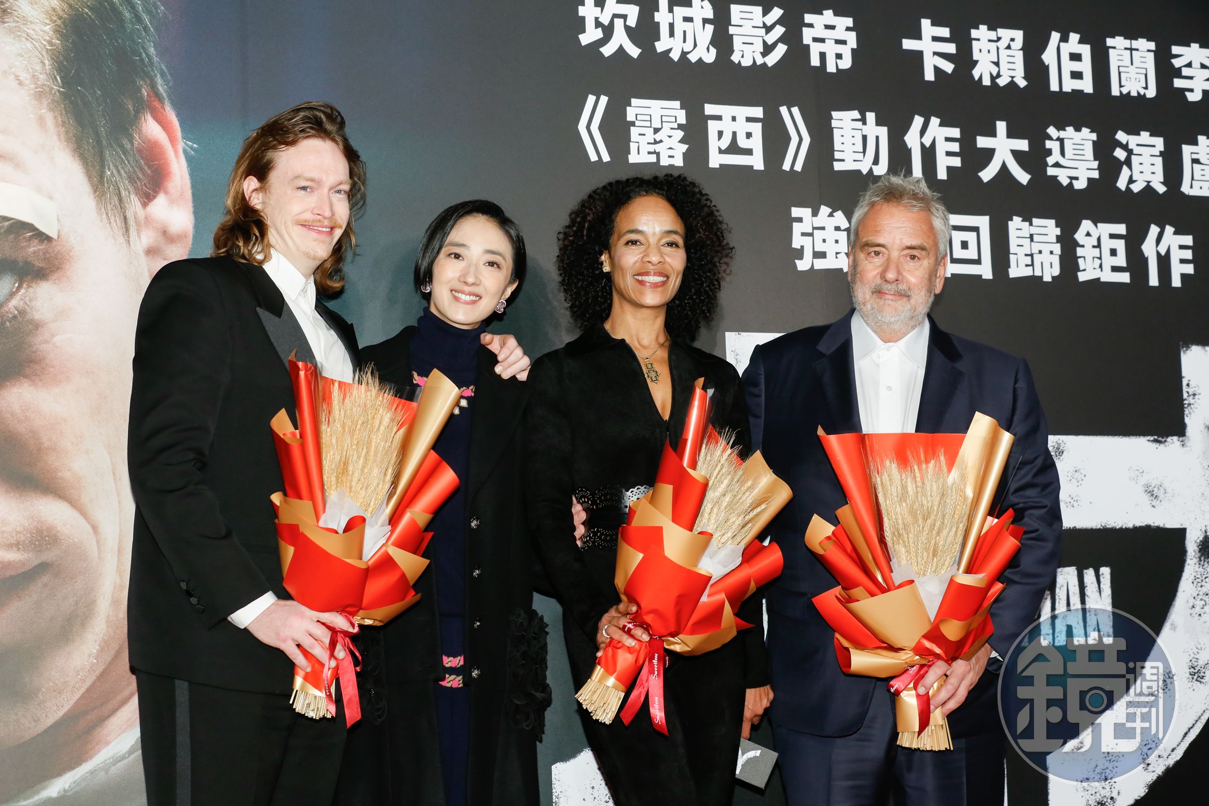 桂綸鎂並送上象徵票房大賣的「大麥花」,預祝電影票房開紅盤。
