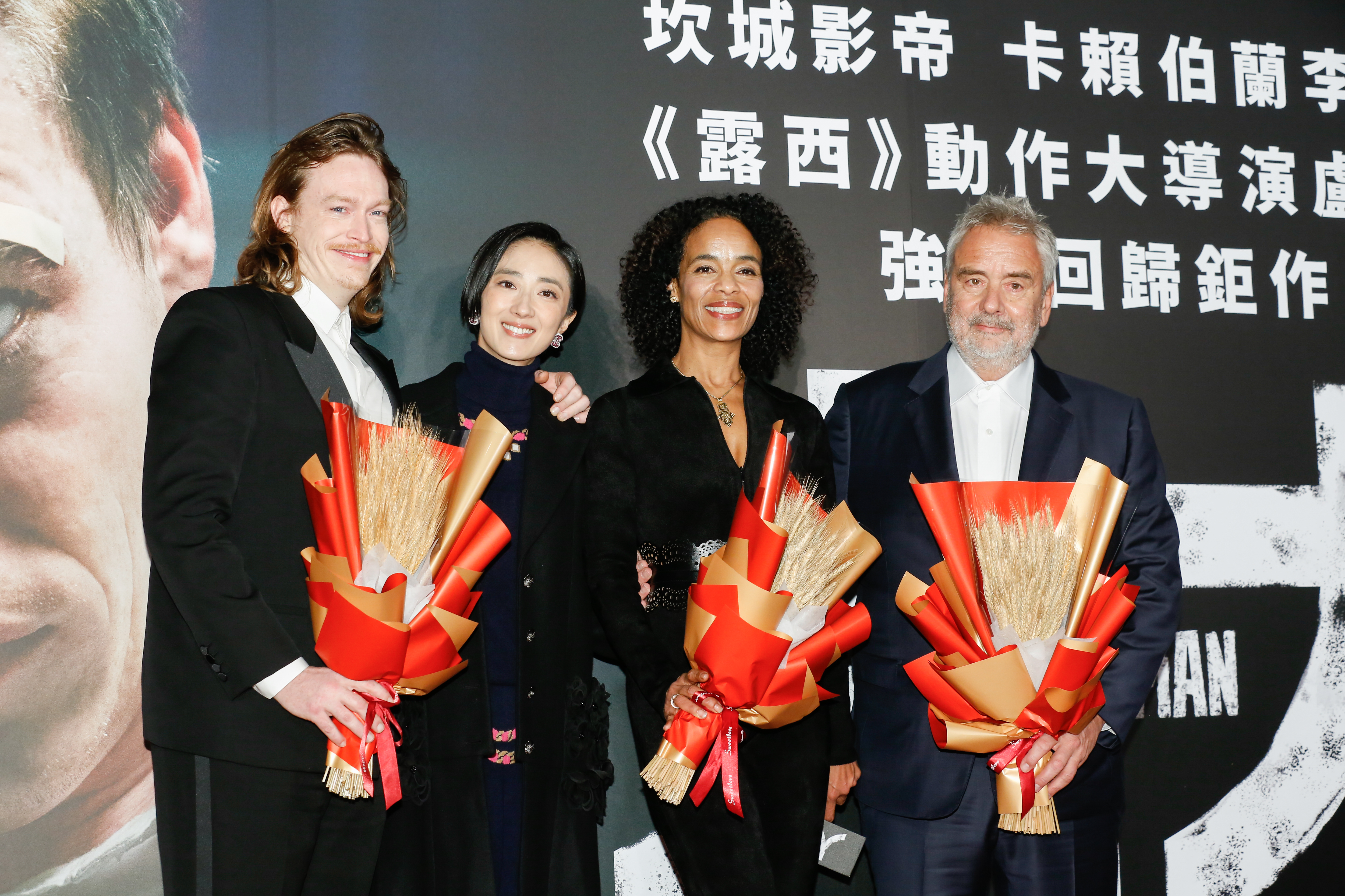 桂綸鎂並送上象徵票房大賣的「大麥花」,預祝電影票房開紅盤。