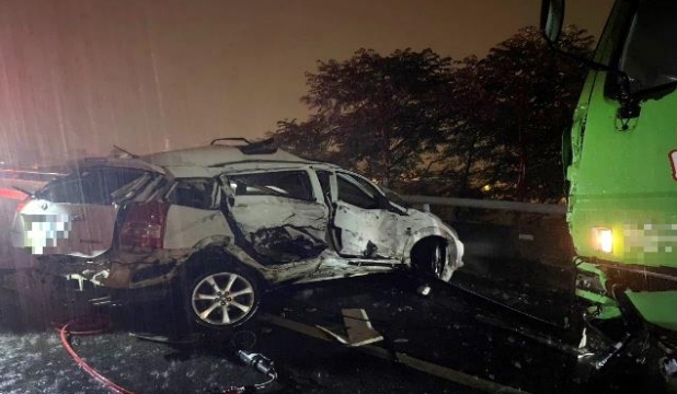 2023年5月19日國1南向87.6公里處事故，車輛碰撞情形。（高公局提供）