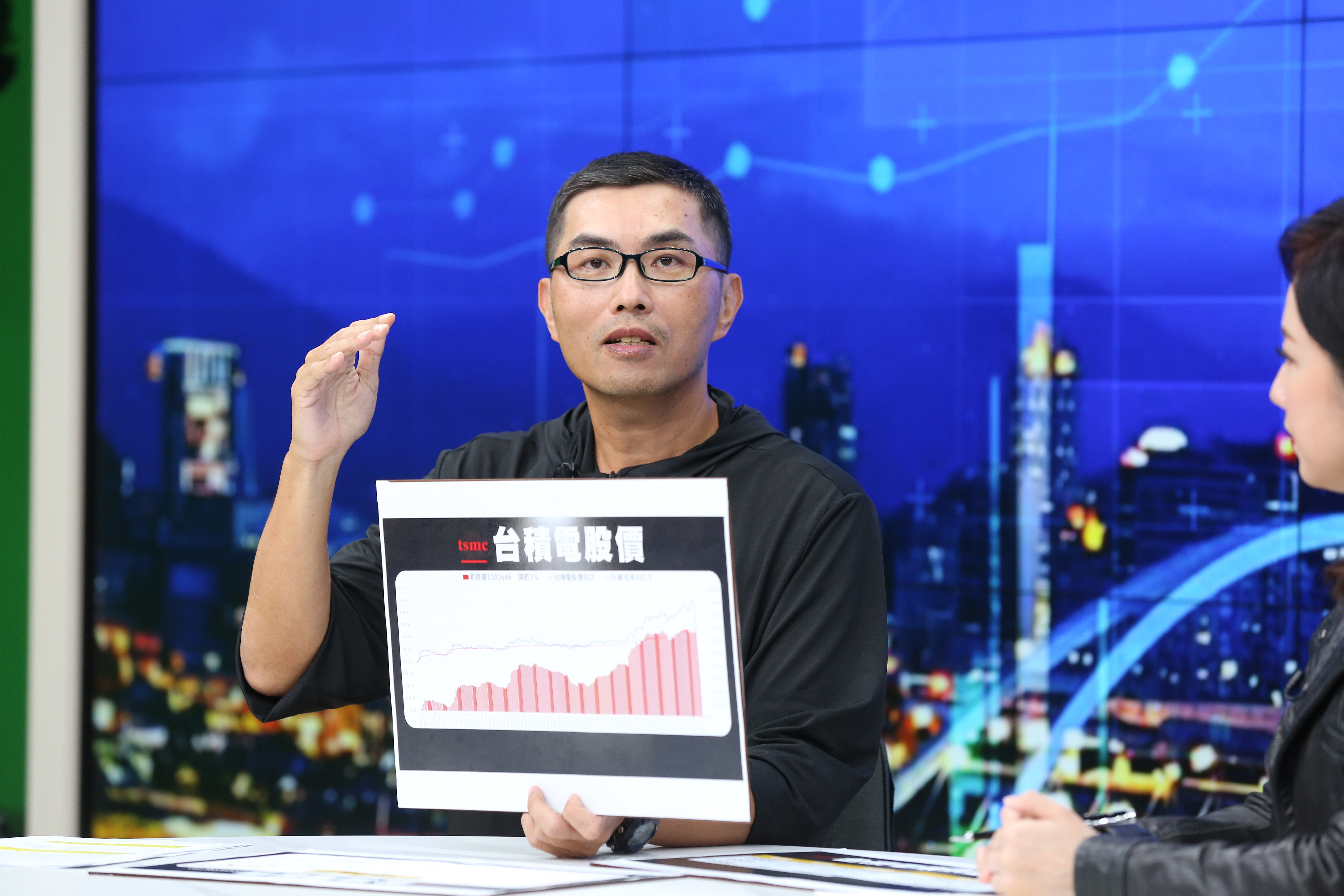 投資達人、超馬芭樂王仲麟在《錢鏡你家》節目中，傳授投資人台積電安心買進術。