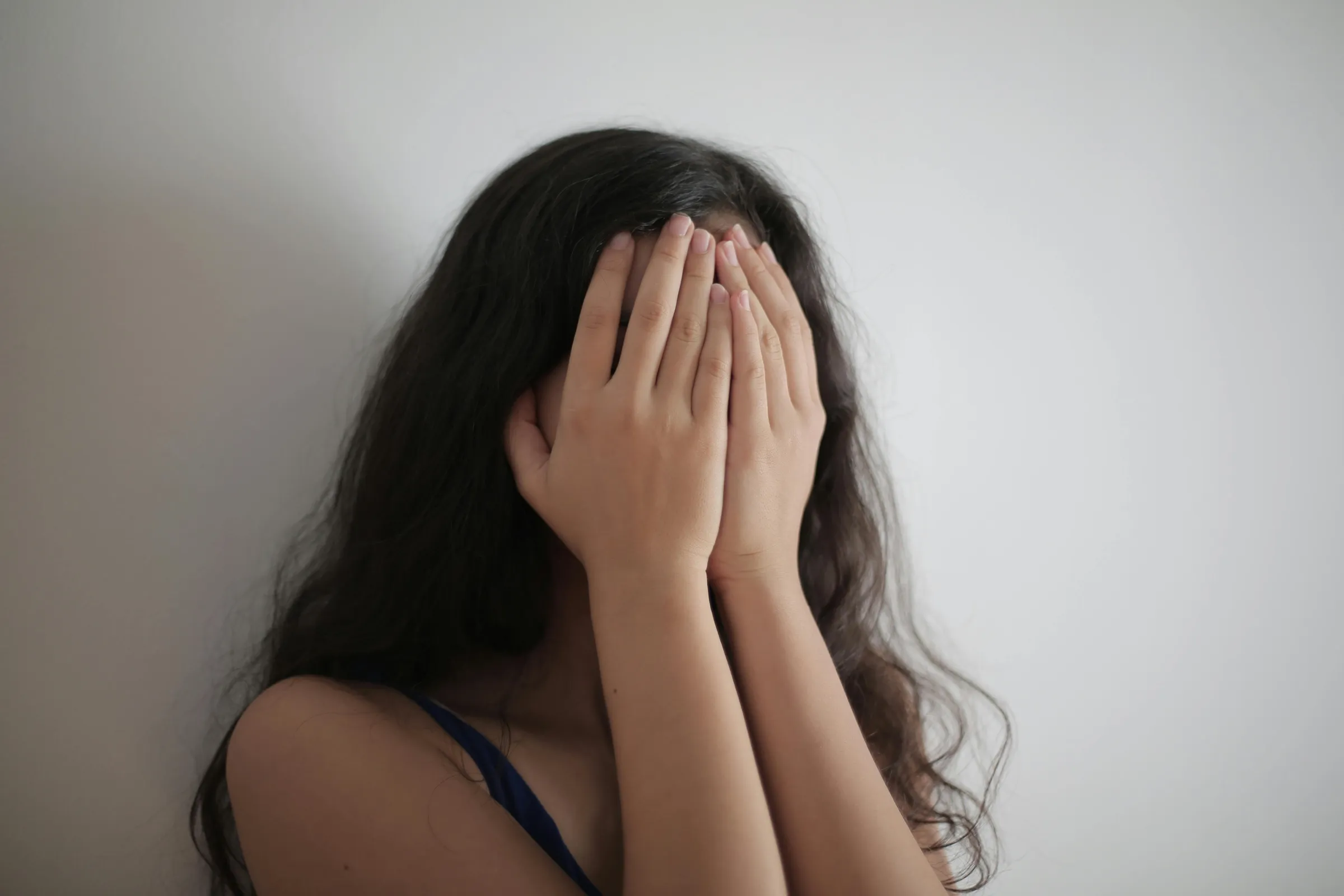 一名女家教慘遭學生家長強吻猥褻,事後身心崩潰衍發多重人格自我保護。(示意圖,pexels)