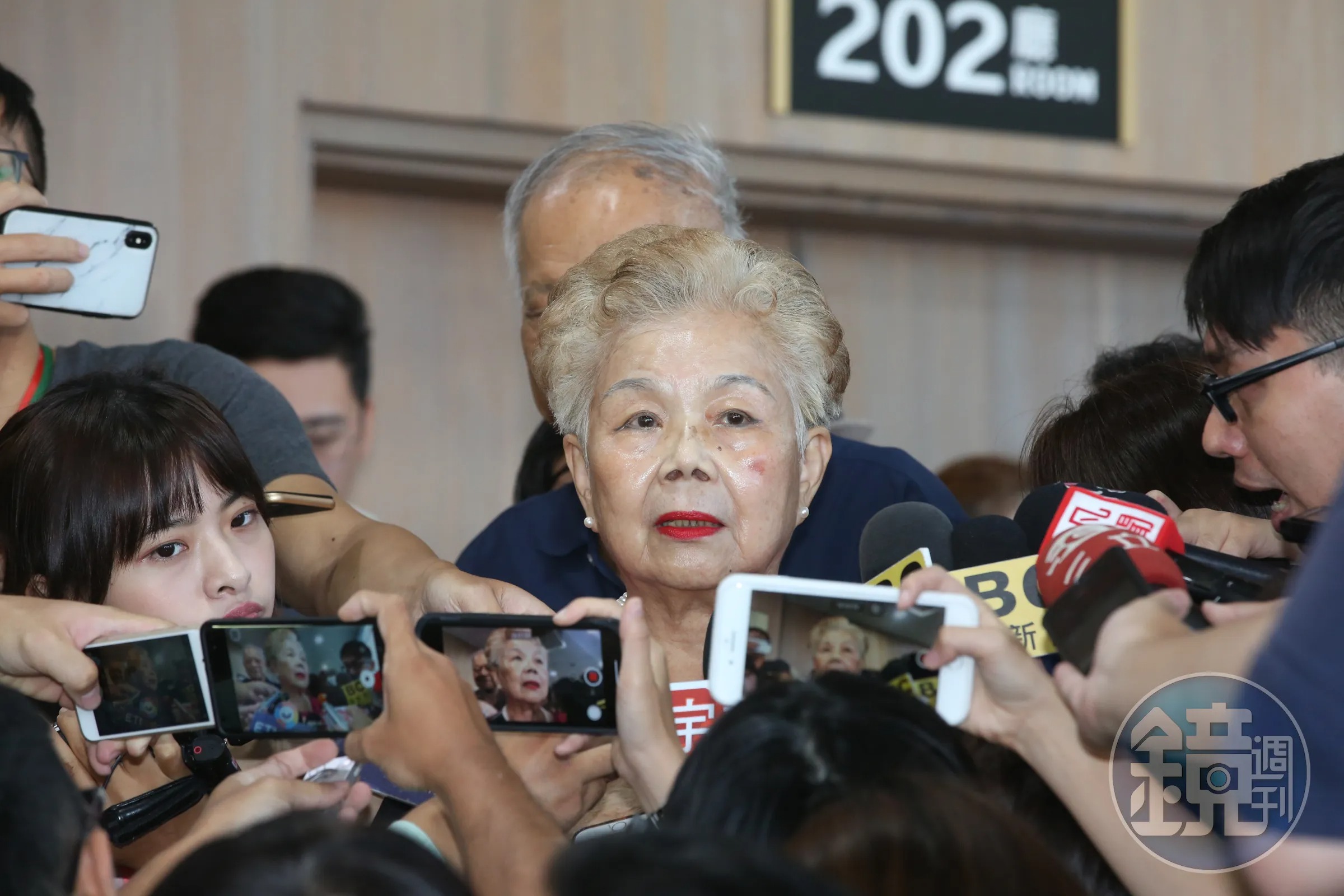 柯文哲住家遭搜索，柯媽幫柯文哲辯解「我兒子很清白，有在拜城隍爺跟天公」。（本刊資料照）
