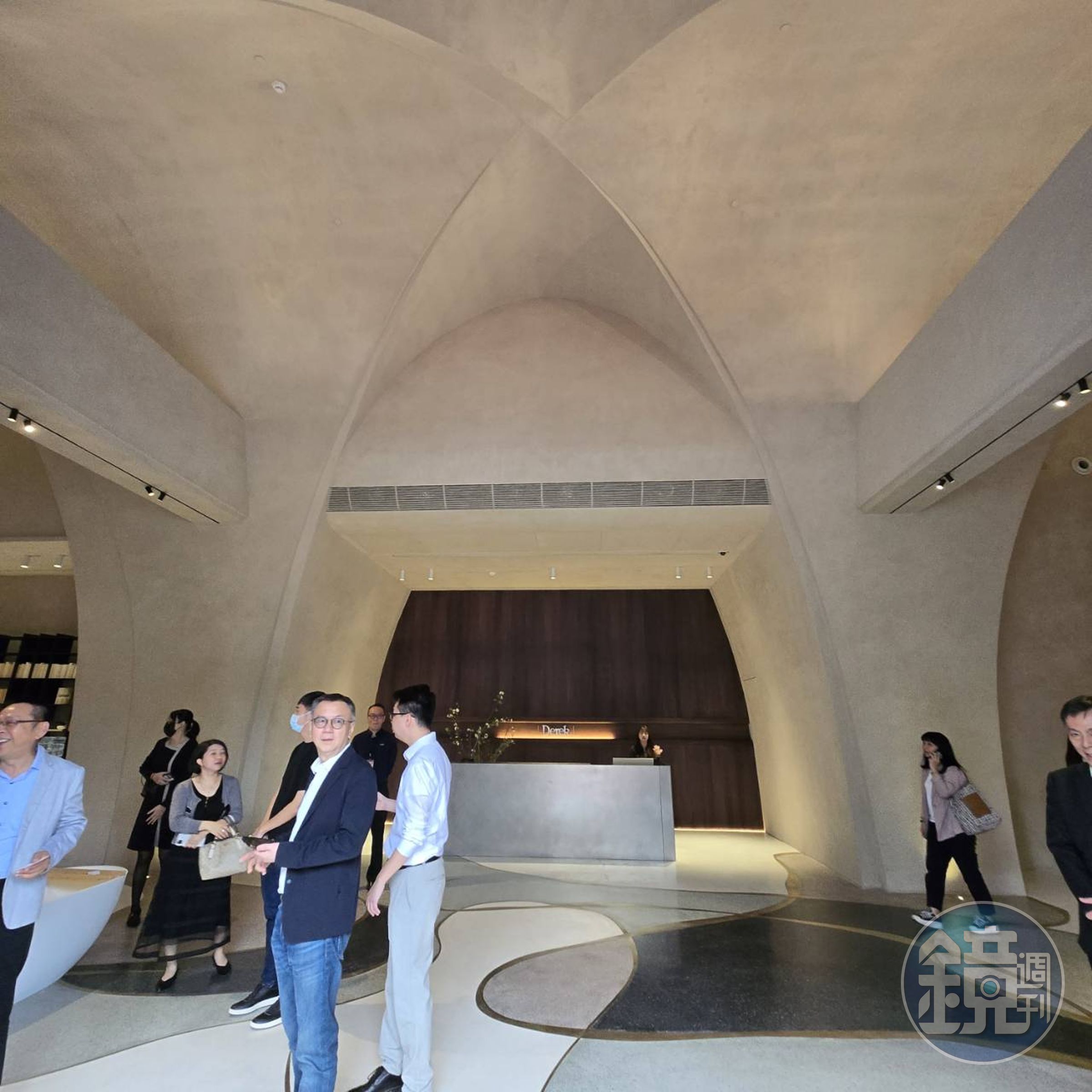 德瑞克高雄旗艦店挑高的穹頂，復刻了1966年的窯爐意象，牆上藝術沙漿的細膩紋理，則模擬了耐火磚的樸質溫度，這層吸濕性的天然塗料，能調節空氣的濕度與溫度。