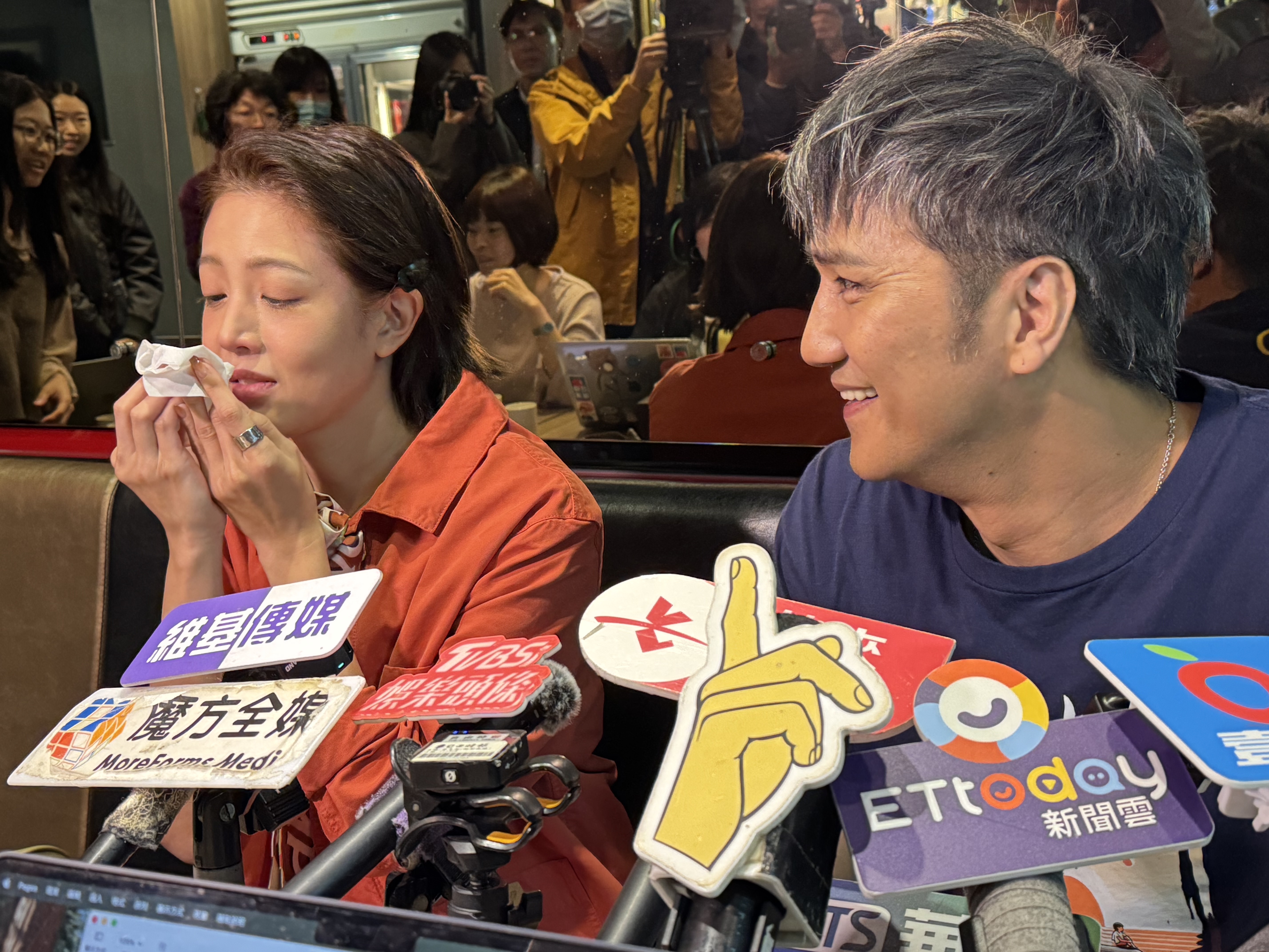 黃薇渟記者會中途講到一半流鼻血，導致訪問中斷。