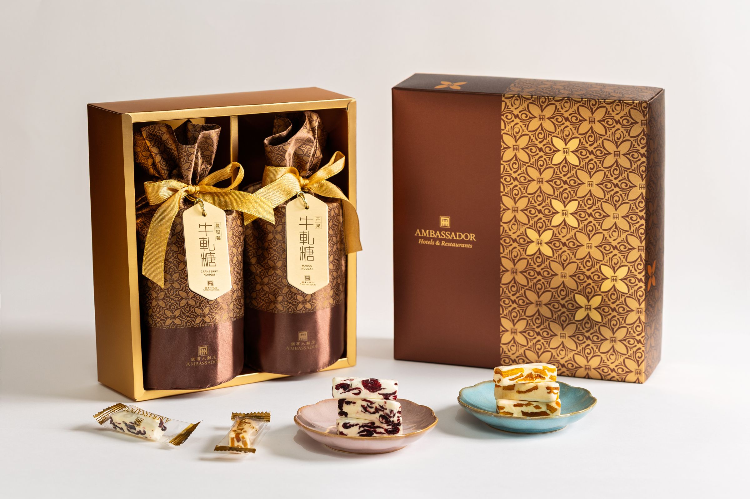 國賓牛軋糖今年推出新風味，送禮精緻有質感。（蔓越莓2入830元／芒果牛軋糖2入990元）