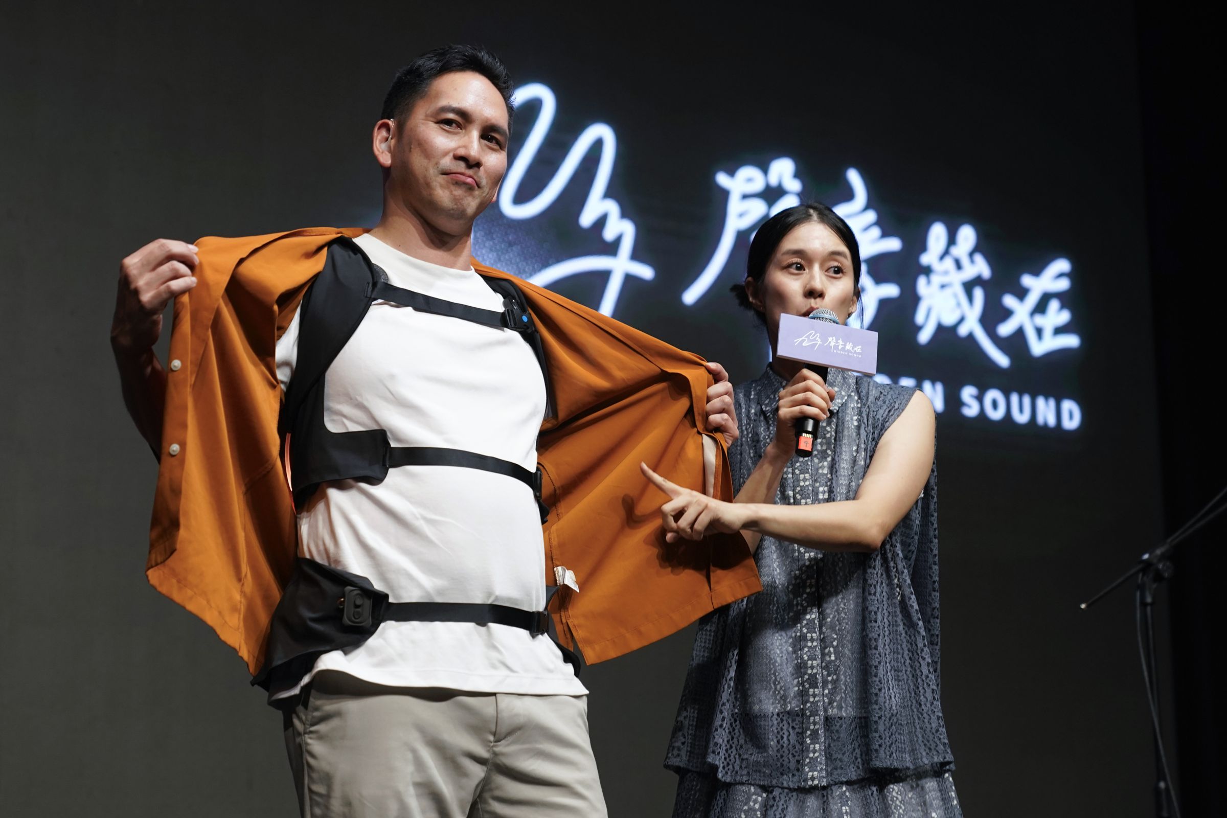 廖曉彤介紹工研院研發的5G共感背心,這是由工研院與桃園市文化局等單位共同研發的國家級科技成果。(聲音藏在提供)