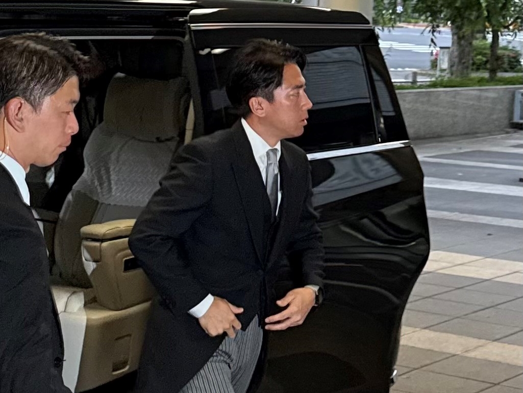 日本新任農業水產大臣小泉進次郎（右）。（翻攝自農林水產省X@MAFF_JAPAN）