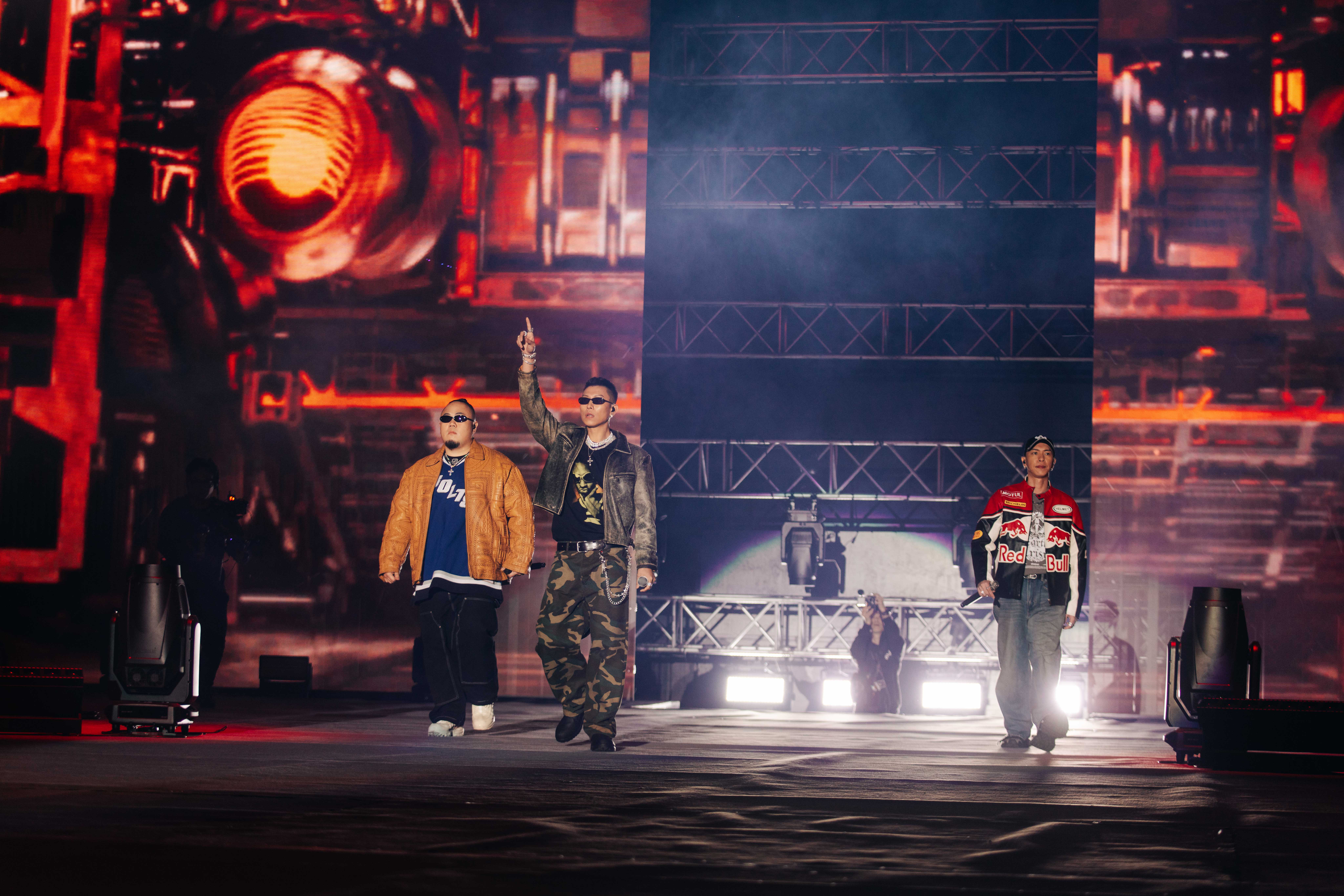 頑童MJ116於台中洲際棒球場開唱,是台灣嘻哈歌手第一次挑戰萬人體育場規模。(本色音樂提供)