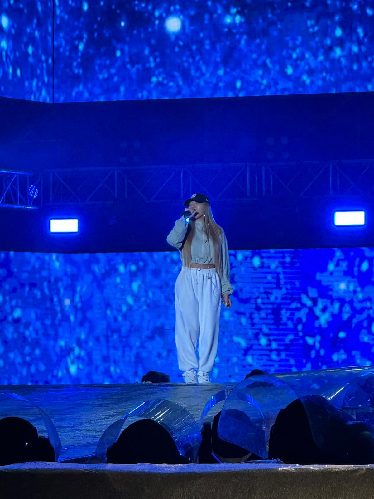 Jessi彩排穿得休閒，頭戴棒球帽仍擋不住表演散發的霸氣。（讀者提供）
