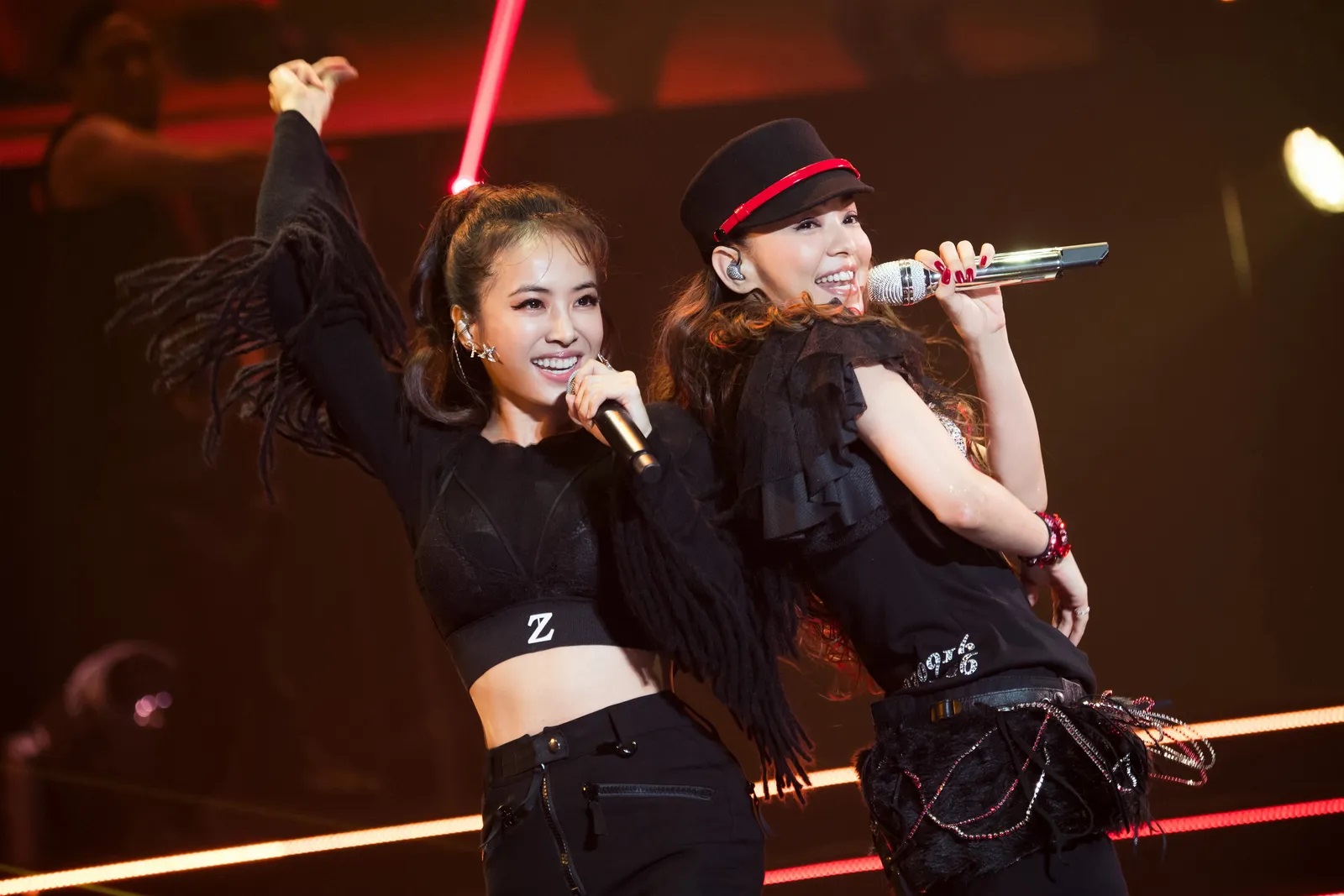 安室奈美惠(右)引退前一晚在家鄉沖繩開唱,邀蔡依林一起同台演出。(資料照片)