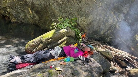 3名澳洲與荷蘭籍的溪降教練來台溯溪受困，所幸他們攜帶PLB發出求救信號，讓家屬能跨海取得座標位置。（翻攝畫面）