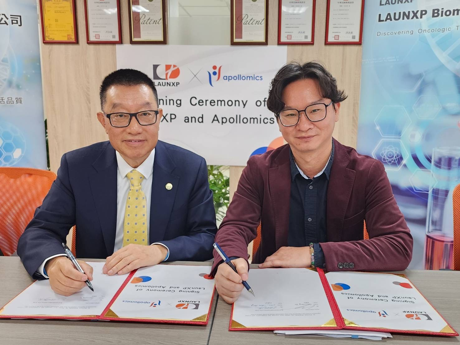 朗齊生醫董事長陳丘泓（右）與Apollomics執行長余國良（左）簽約，搶攻非小細胞肺癌治療市場。