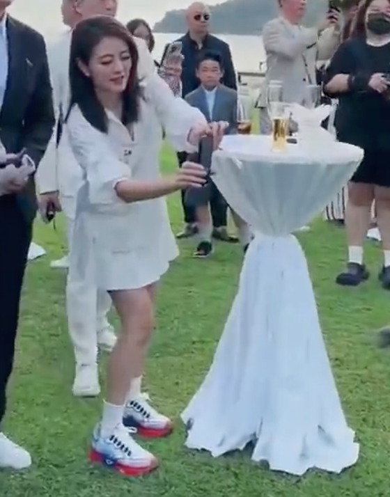 安以軒幫忙拍照,狀態看起來很好。(翻攝微博影片)