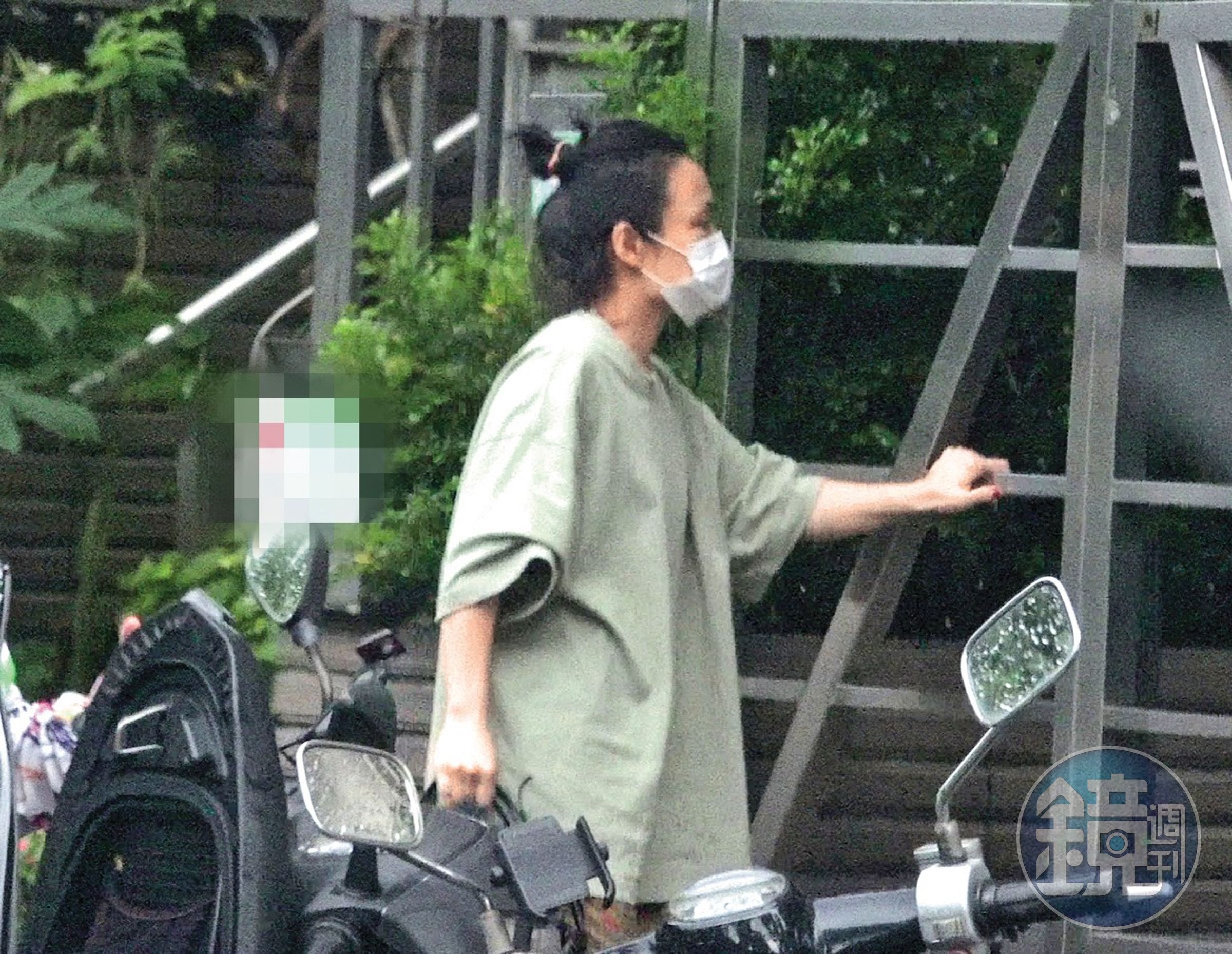 8/6 16：55徐佳瑩獨自返家，大部分的時間她都與比爾賈各過各的。