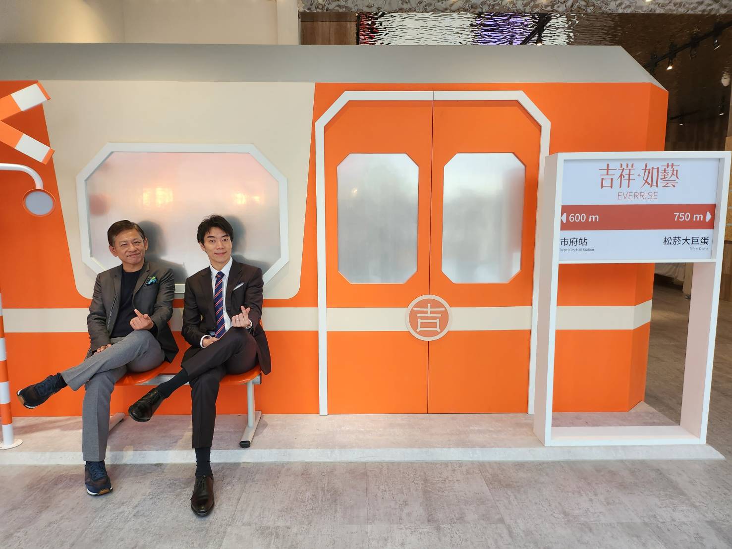 達永建設集團董事長莊政儒（右）與新潤建設董事長黃文辰（左）合作開發的「吉祥．如藝」，是北市近年稀有的千坪都更大案，該案以49萬元低簽約金及特殊的接待中心創造許多話題。
