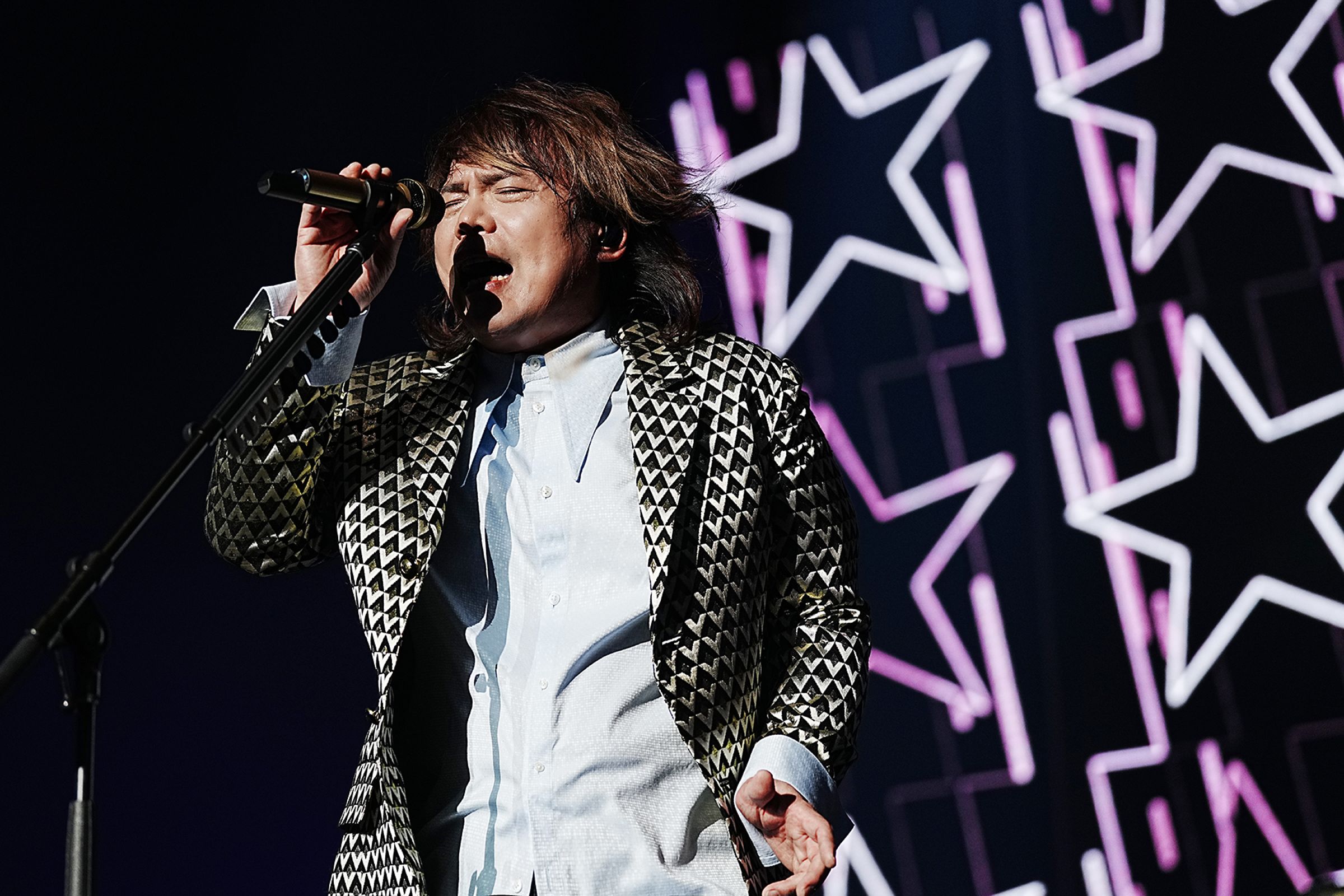 伍佰以〈海浪〉揭開演唱會序幕。(寬魚國際、月光音樂提供)