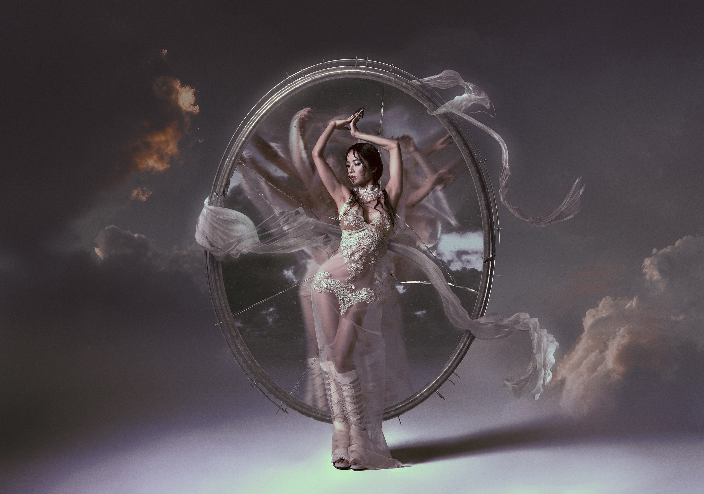 蔡依林披著蕾絲紗袍，以細膩肢體語言精準演繹身體與慾望的對話。（凌時差、華納音樂提供）