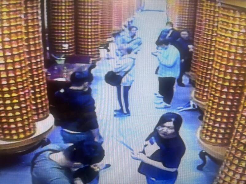 畫面中的香客，幾乎全都是四分局南屯所員警喬裝，藉此甕中捉鱉逮捕車手。（翻攝畫面）