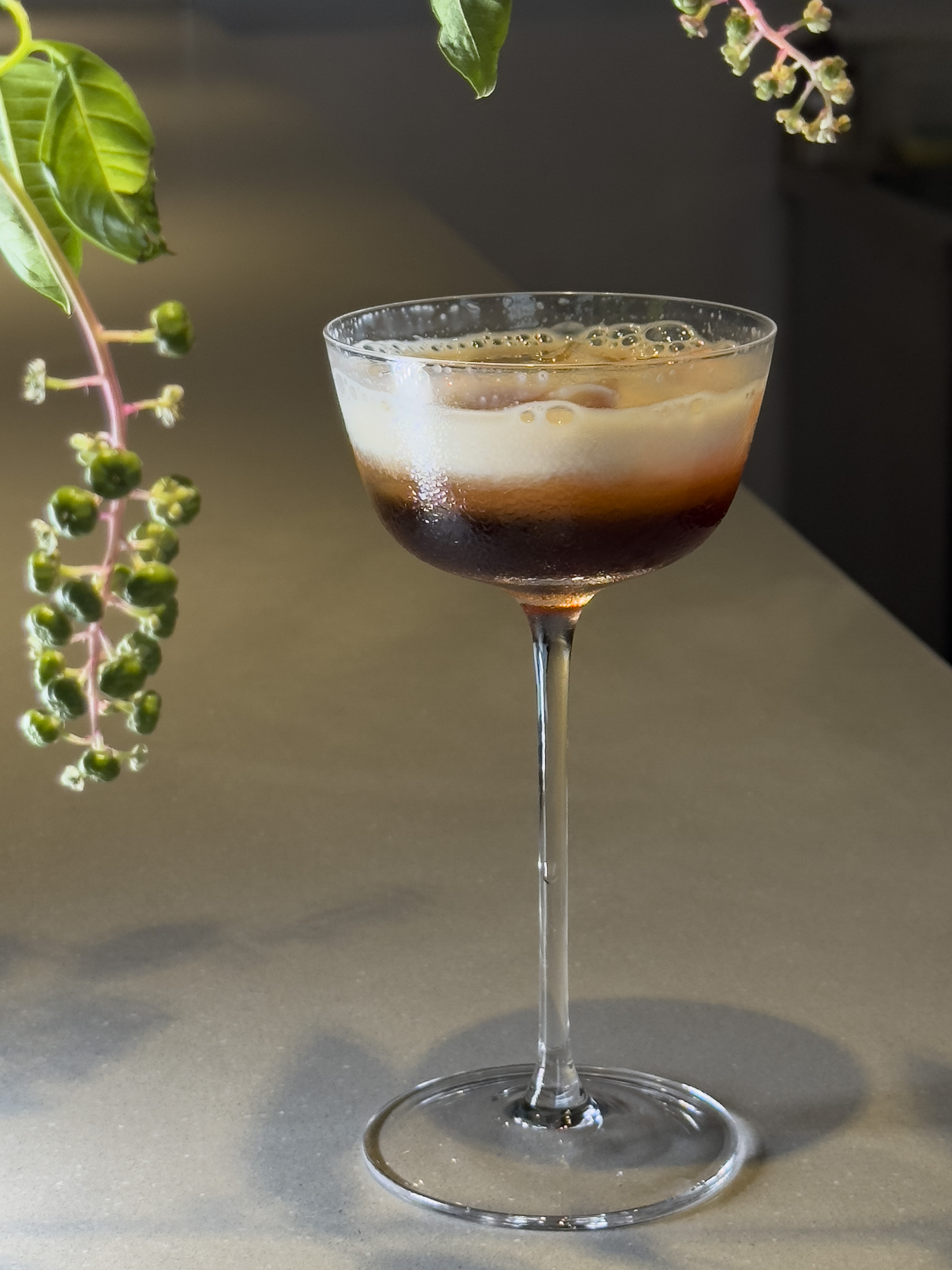 向高雄豆漿紅茶致敬的「杜松子紅茶／豆漿泡泡」口感綿密輕盈，上層是柔滑豆漿泡泡，下層是冰鎮杜松子紅茶，清新解膩。