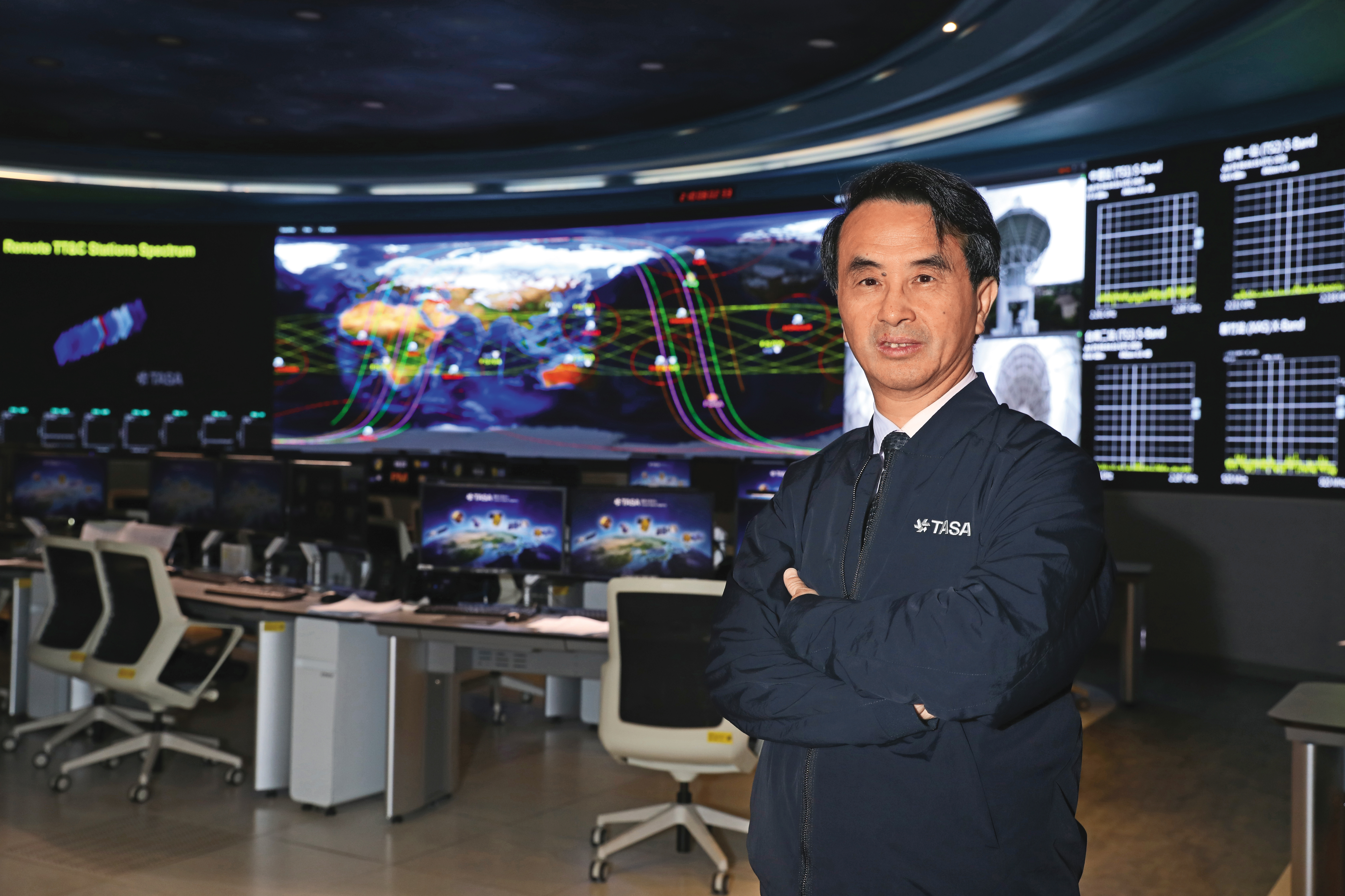 國家太空中心主任吳宗信接受本刊專訪表示，太空中心有最完整的太空測試環境，要帶著台廠一步一步做到真正飛上太空。（本場所屬管制區，經TASA准予拍攝並檢視未涉機敏資訊同意攜出檔案使用）