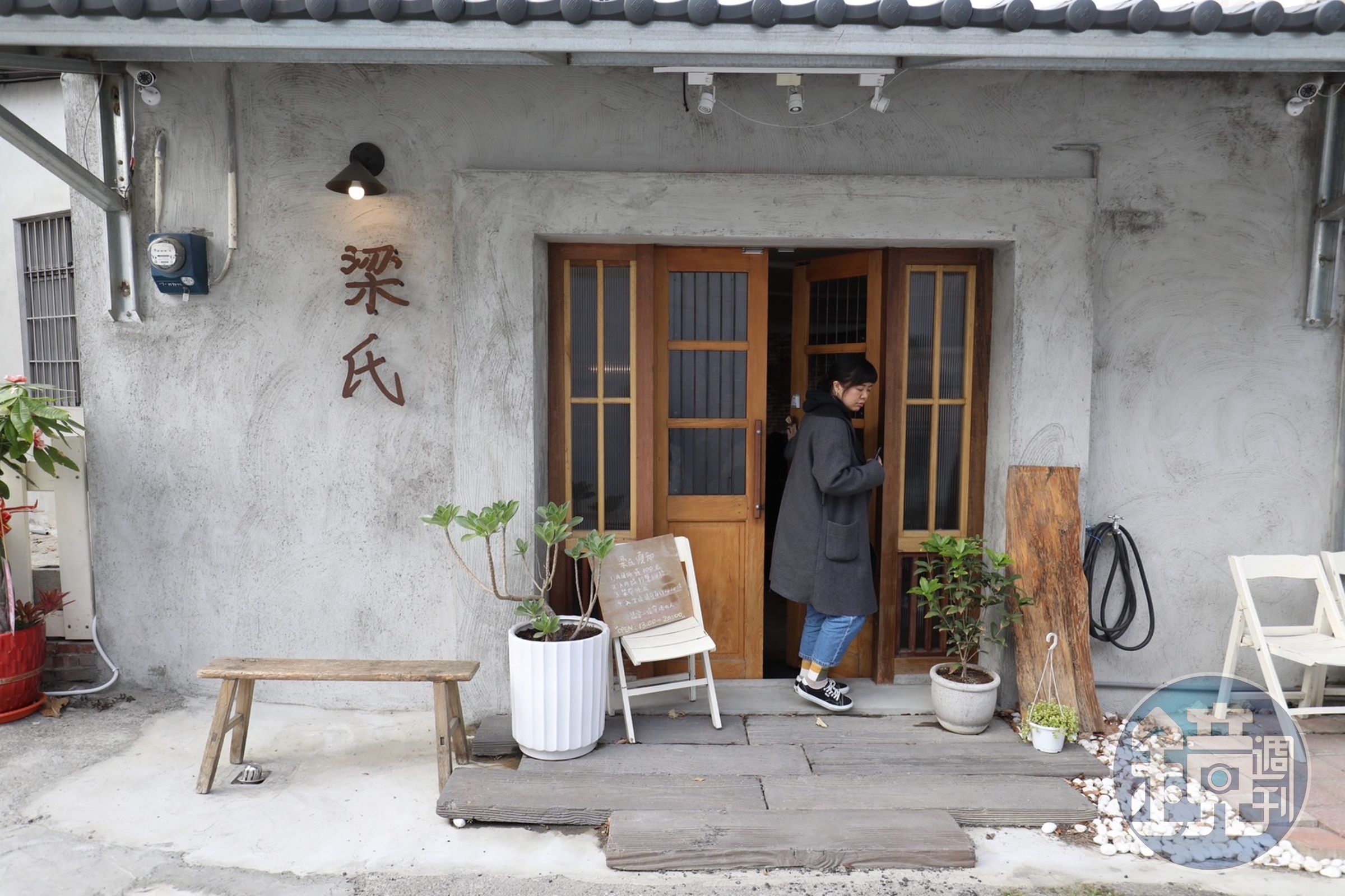 眷村老屋改建後的梁氏充滿復古感，吸引不少客人駐足拍照。