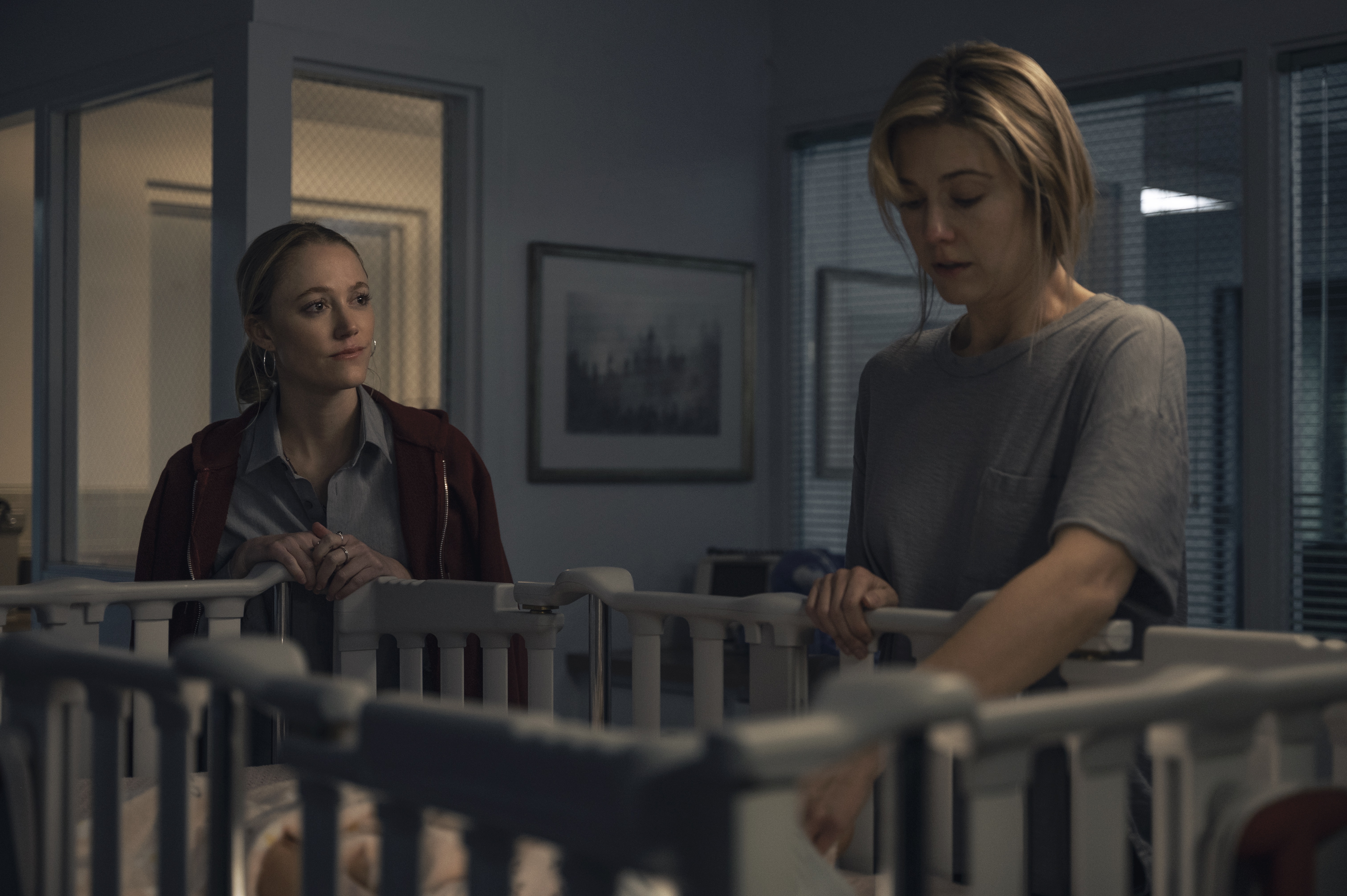 波莉（左）看似體貼入圍的保母，前來分擔二寶媽克萊兒（右）的重擔，實則有不可告人的陰謀。（Disney+提供）