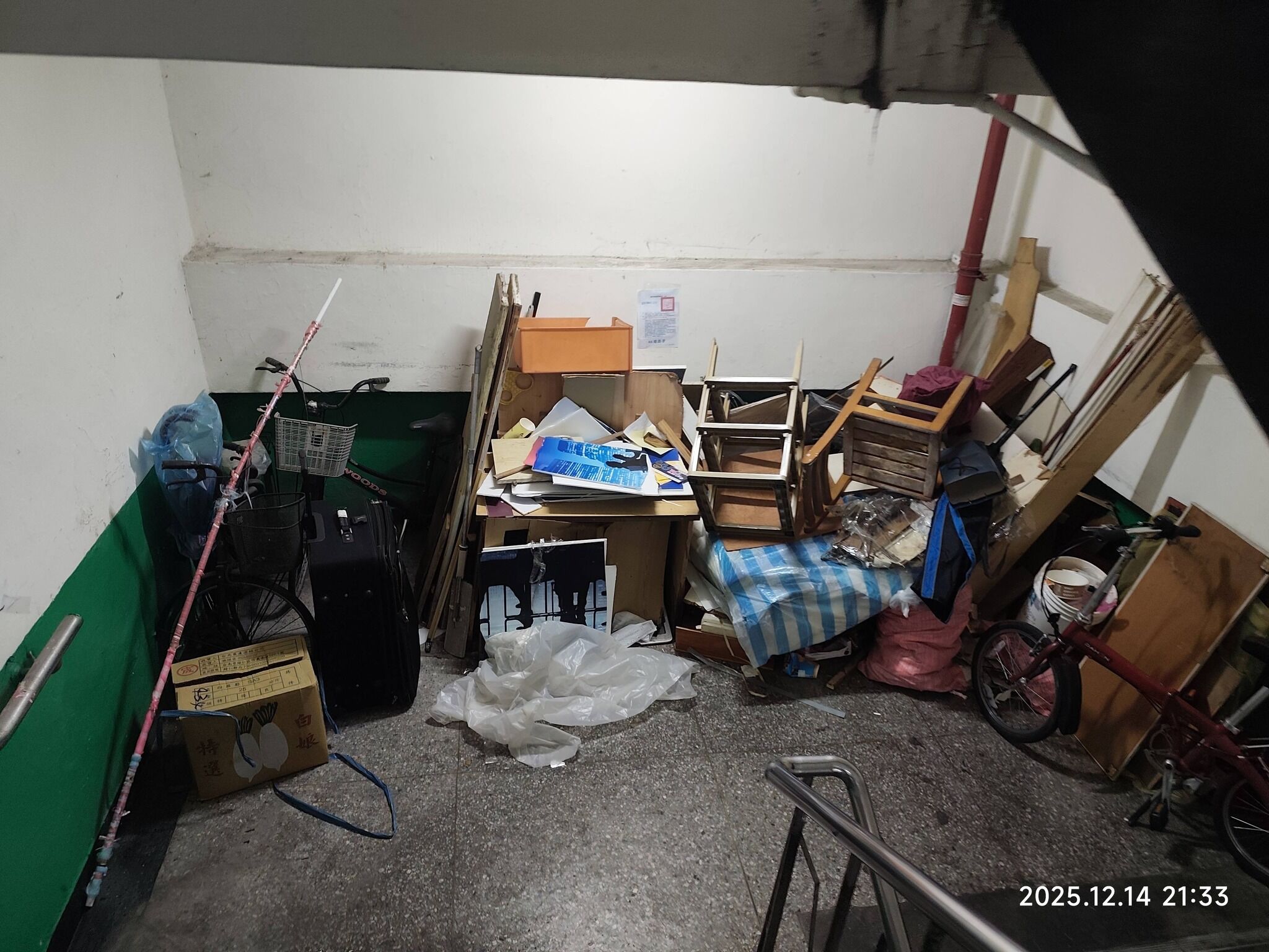 位於台北市大安區的信維國宅堆滿雜物與垃圾。（翻攝爆料公社臉書）